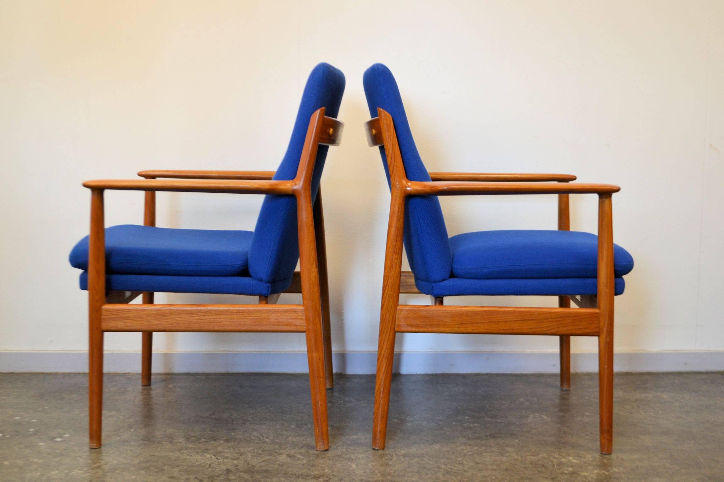 Set of two Danish modern easy chairs designed by Arne Vodder for Danish manufacturer Sibast Møbler. These comfortable, solid teak chairs feature a typical organic Arne Vodder design and cobalt blue upholstery. Sit back, relax and enjoy these