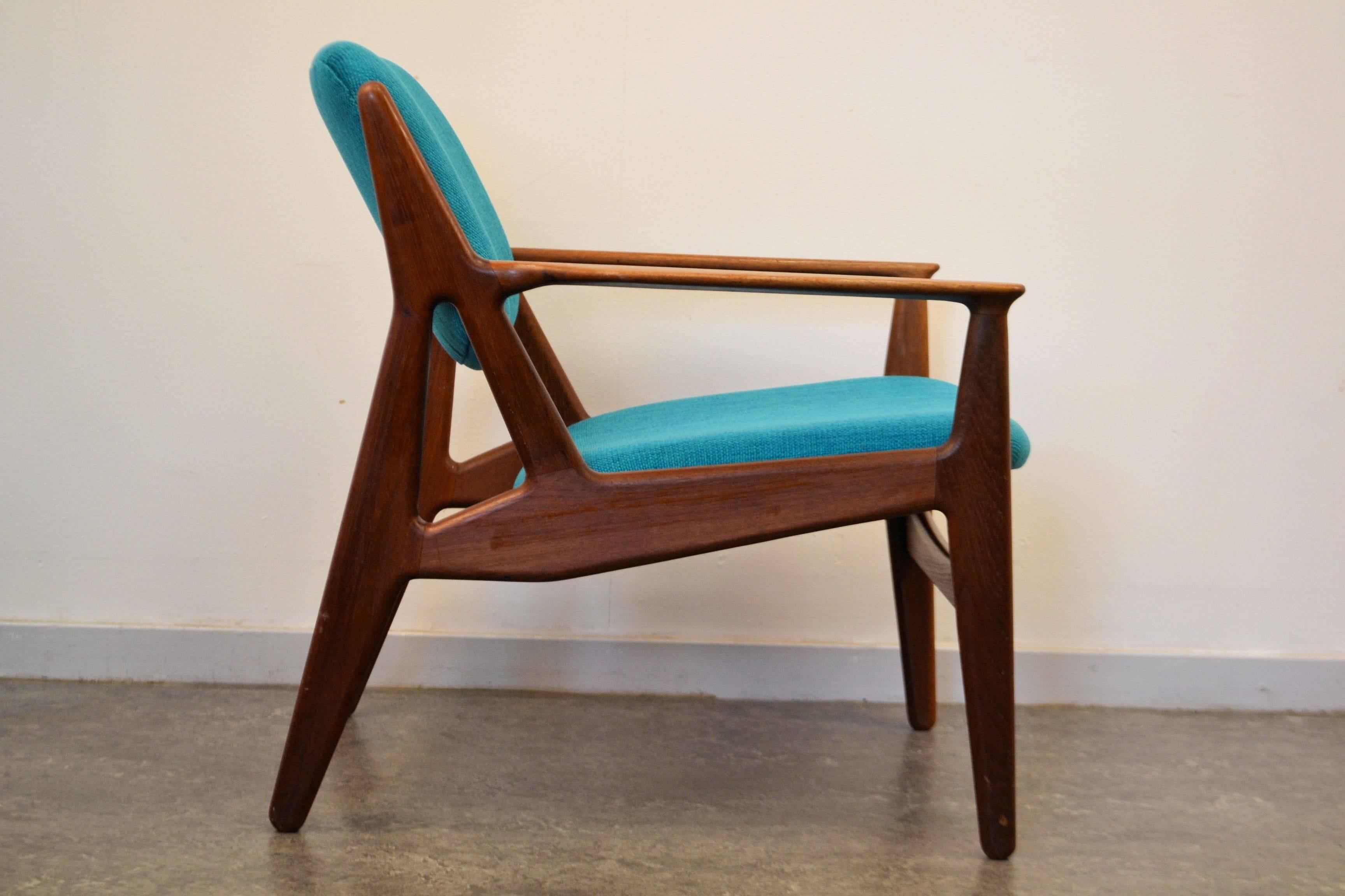 Danish design teak lounge chair designed by Arne Vodder for Vamo Sønderborg in Denmark during the 1950s.
Arne Vodder created a few pieces for Vamo and they are all quite unique straying slightly from the rest of his work. This chair low slung chair