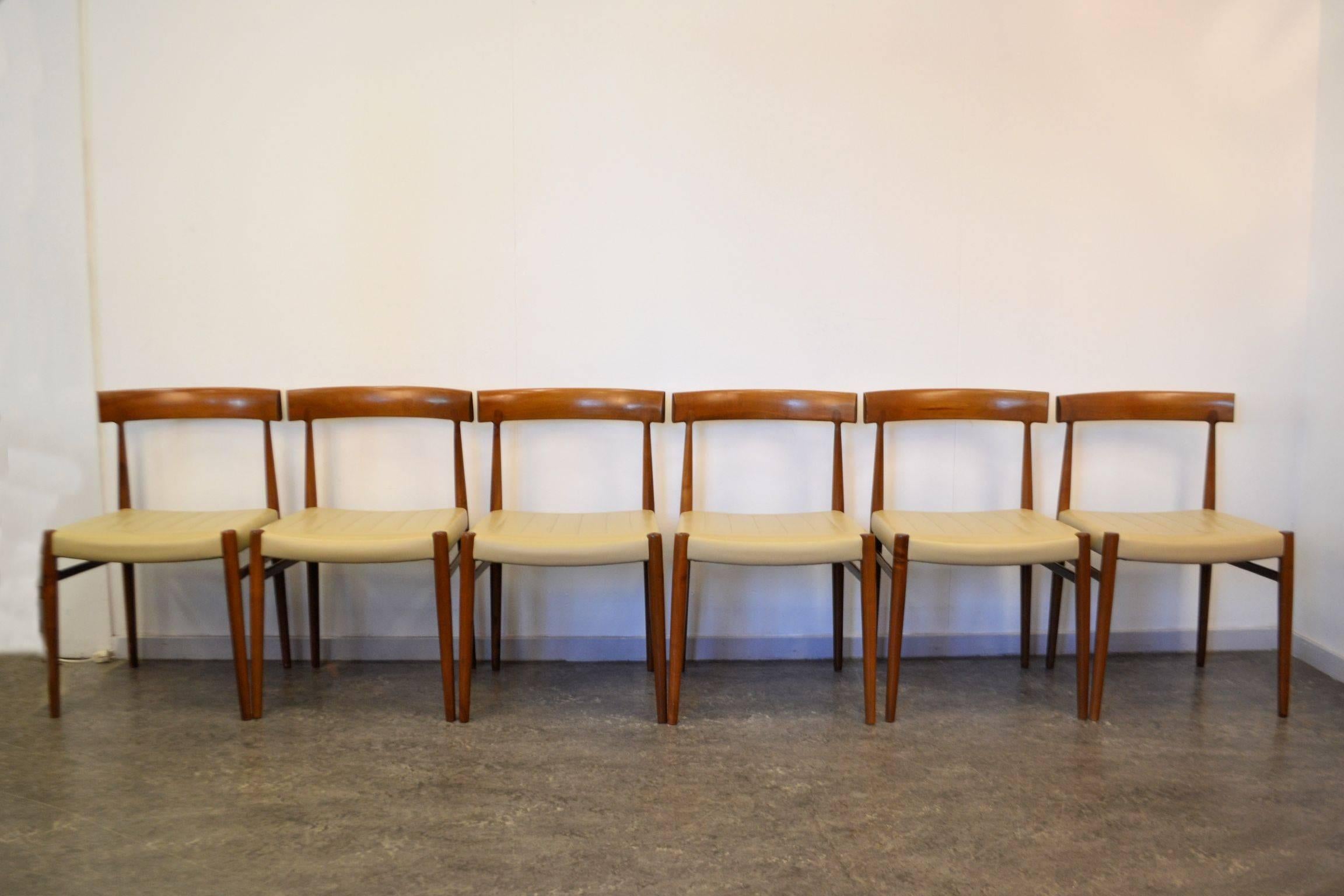 Set of six Mid-Century Modern walnut dining chairs.
The chairs have a beautiful shaped backrest and they have a very comfortable seating.
 