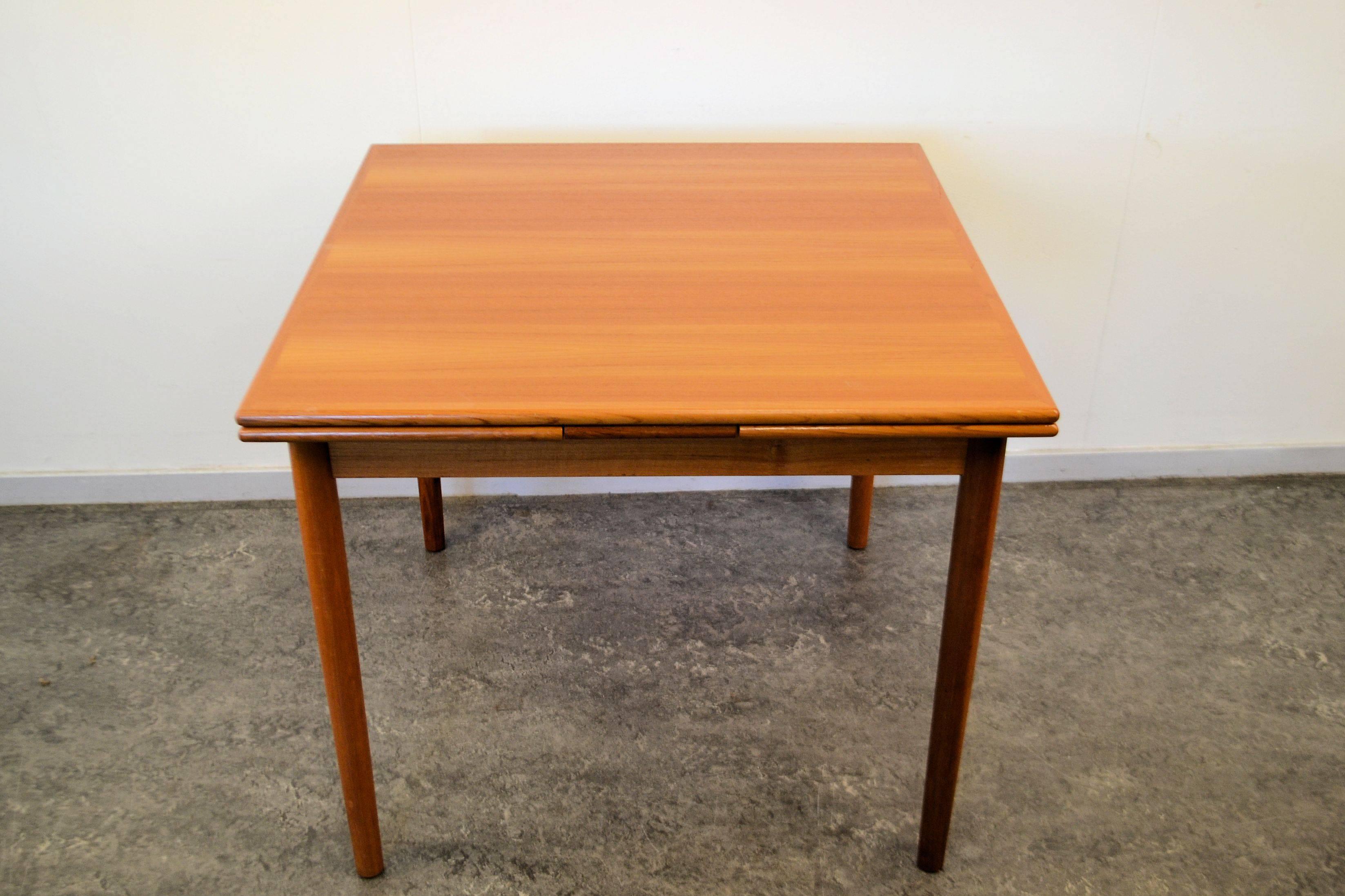 Mid-Century Modern Danish Design Teak Dining Table For Sale 2