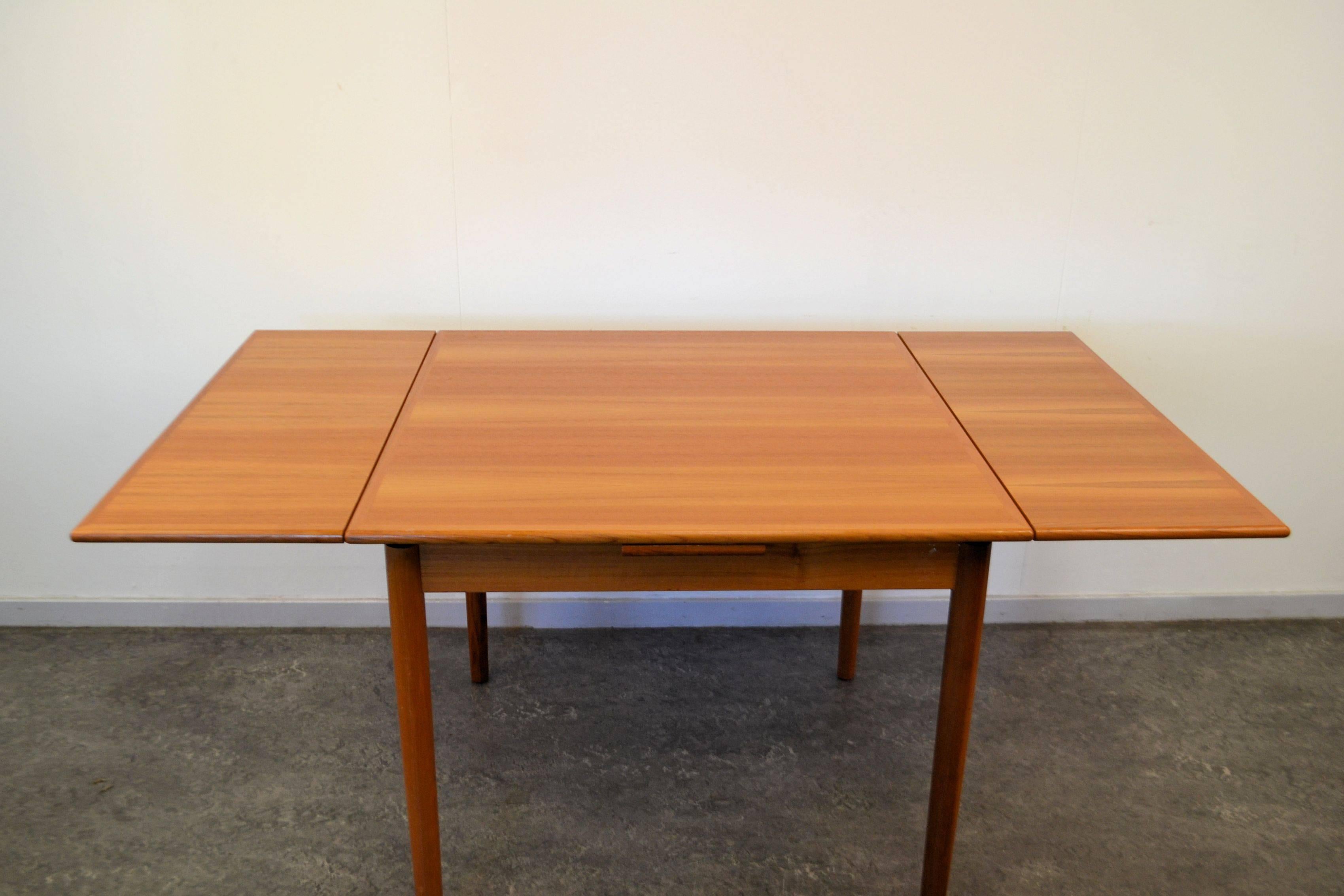 Mid-Century Modern Danish Design Teak Dining Table For Sale 4