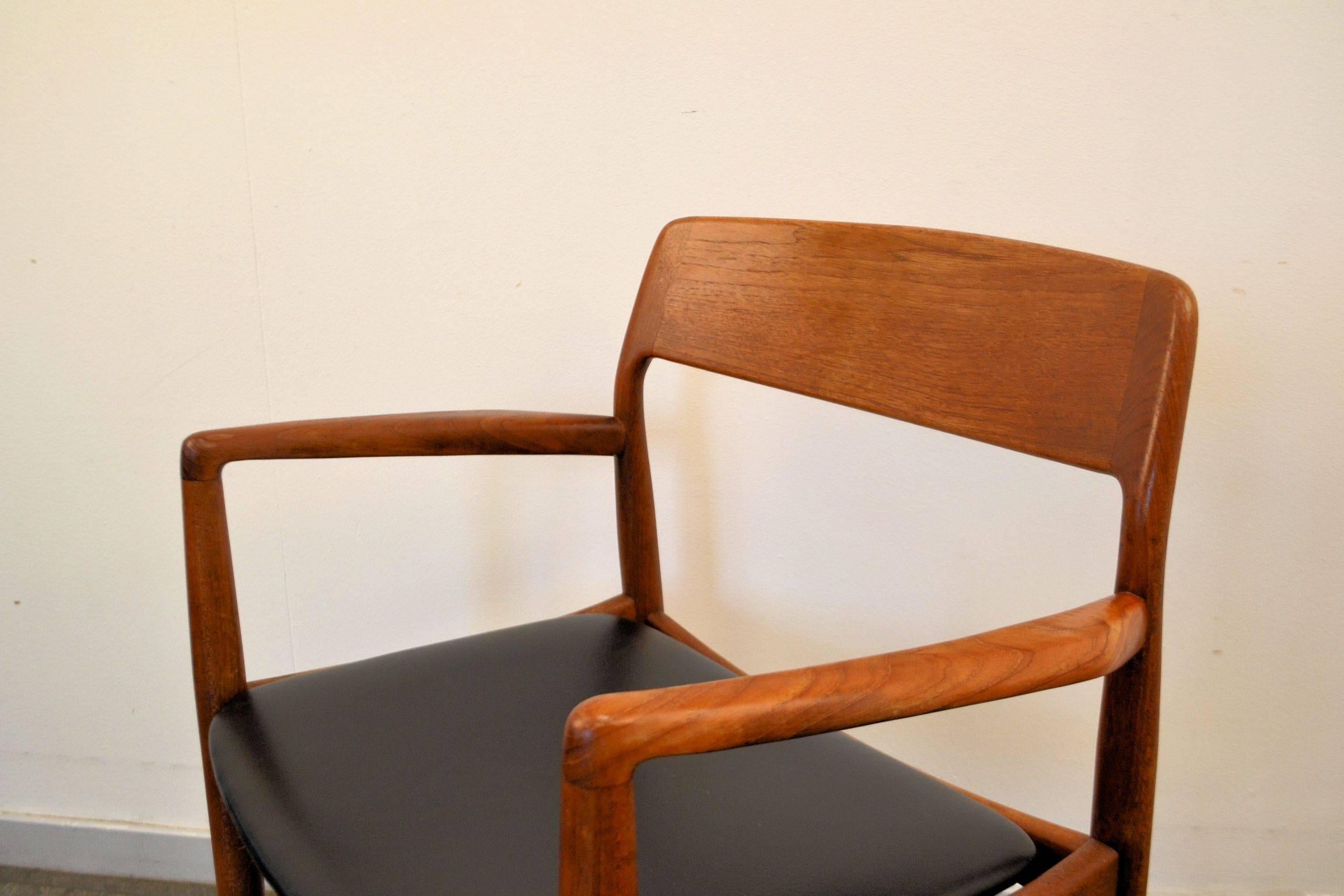 Midcentury Danish Design Teak Armrest Chairs, Set of Four For Sale 1