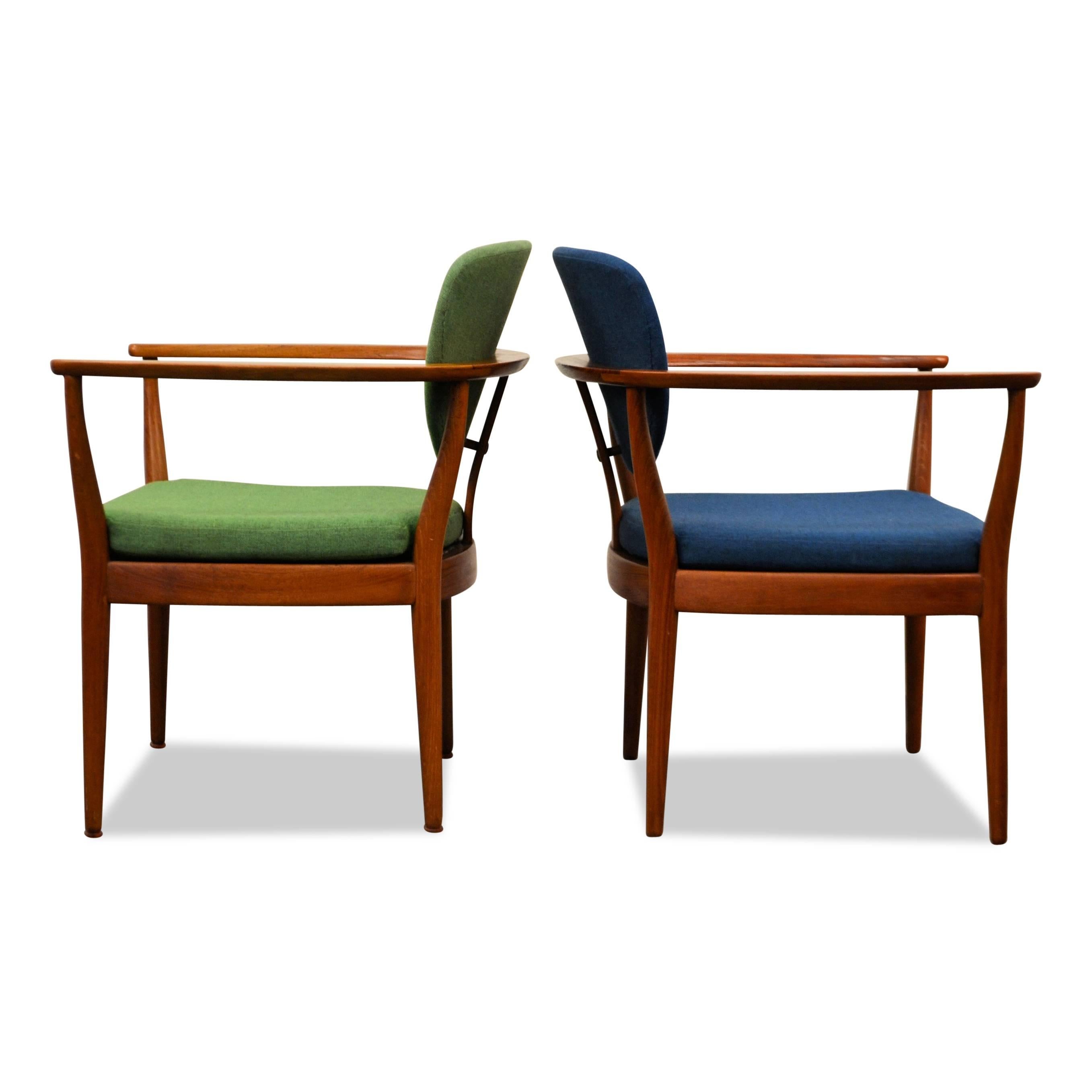 Super stylish pair of Danish Modern lounge chairs designed by an unknown Danish designer. Made out of beautiful teak wood, upholstered in beautiful green and blue woven fabric, loose seat cushions and featuring gorgeous curved backrests. This pair