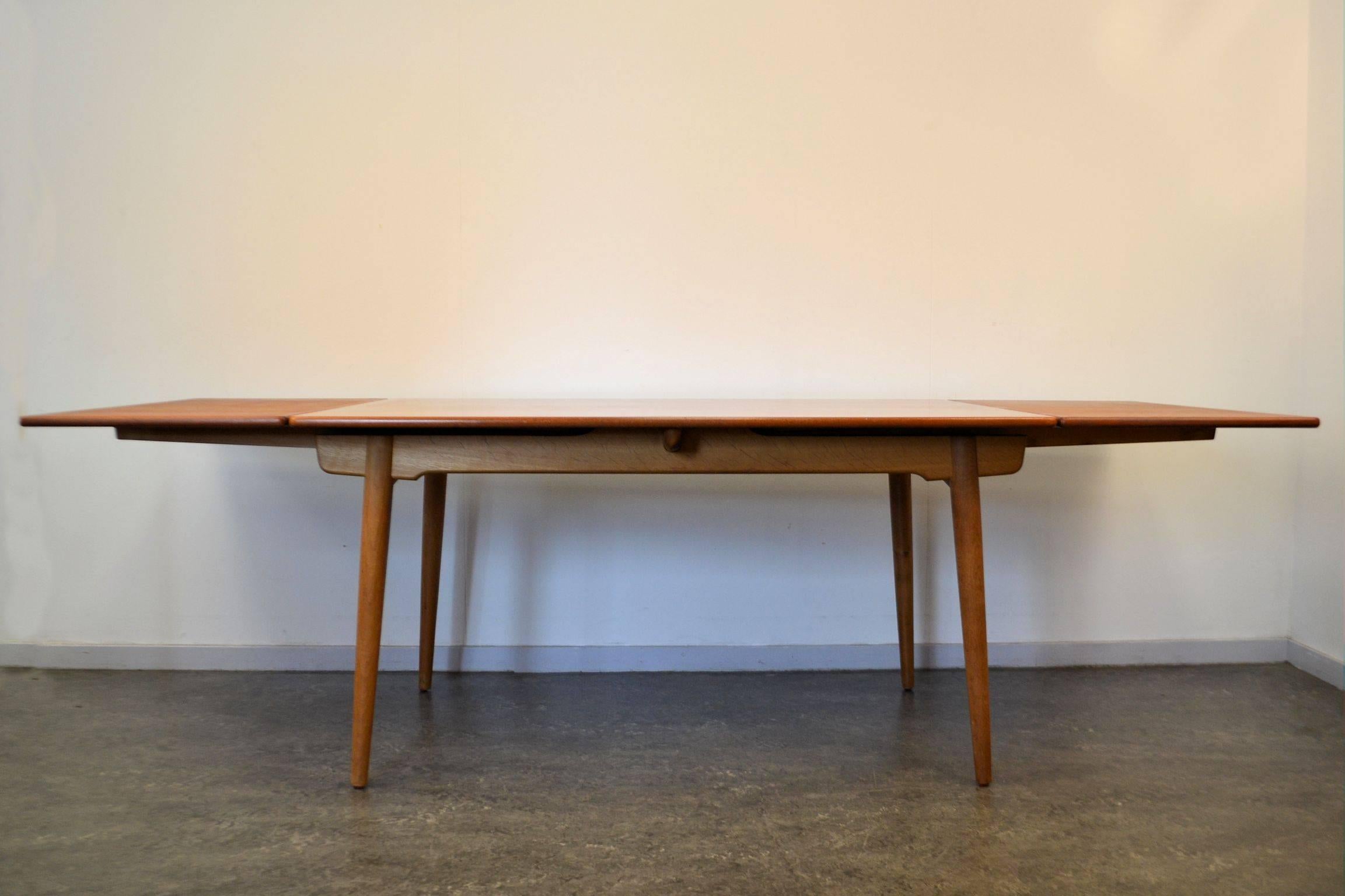 Hans J. Wegner Teak/Oak Extendable Dining Table For Sale 1