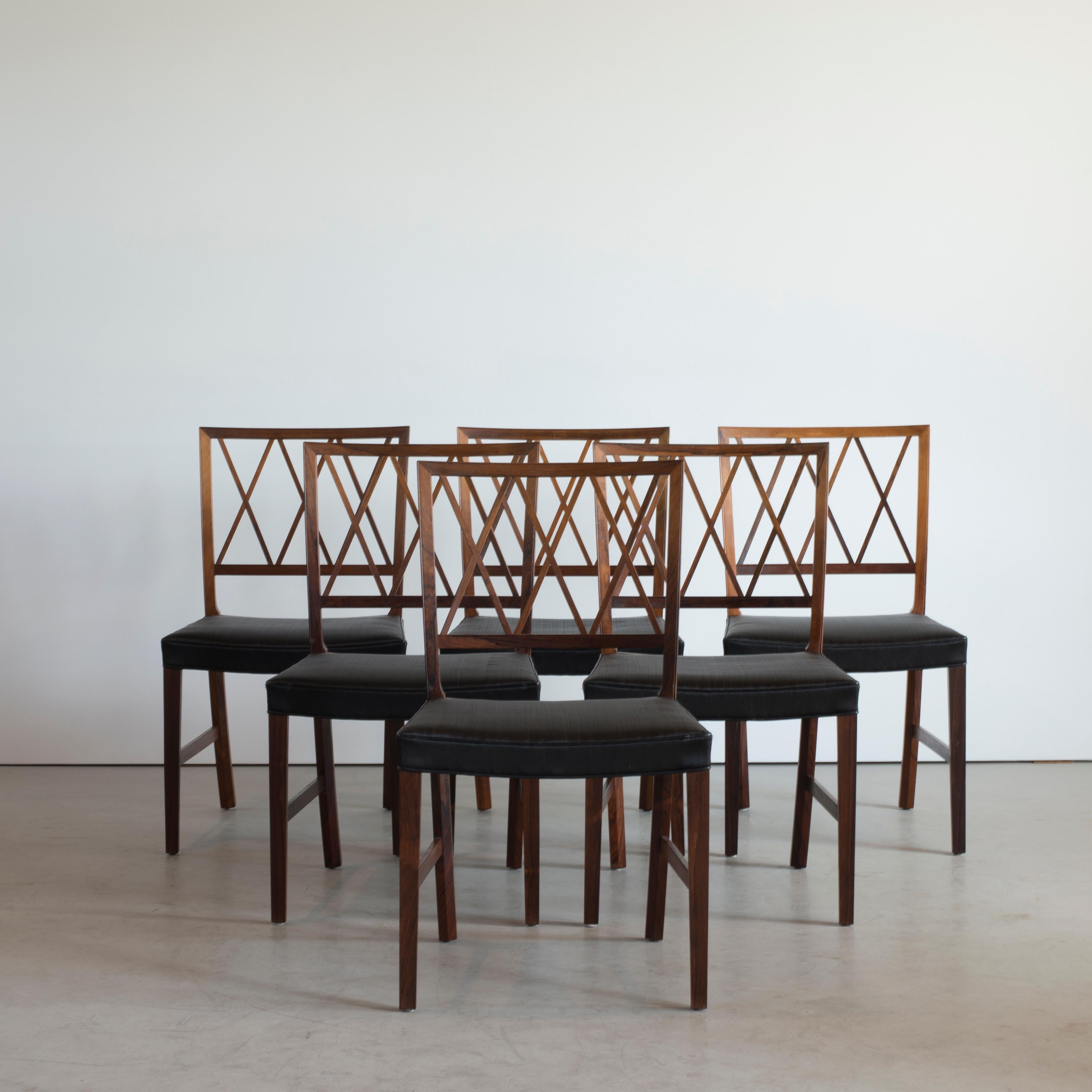 Ensemble de six chaises de salle à manger par Ole Wanscher. Exécuté par A. J. Iversen.

Bois de rose et crin noir.