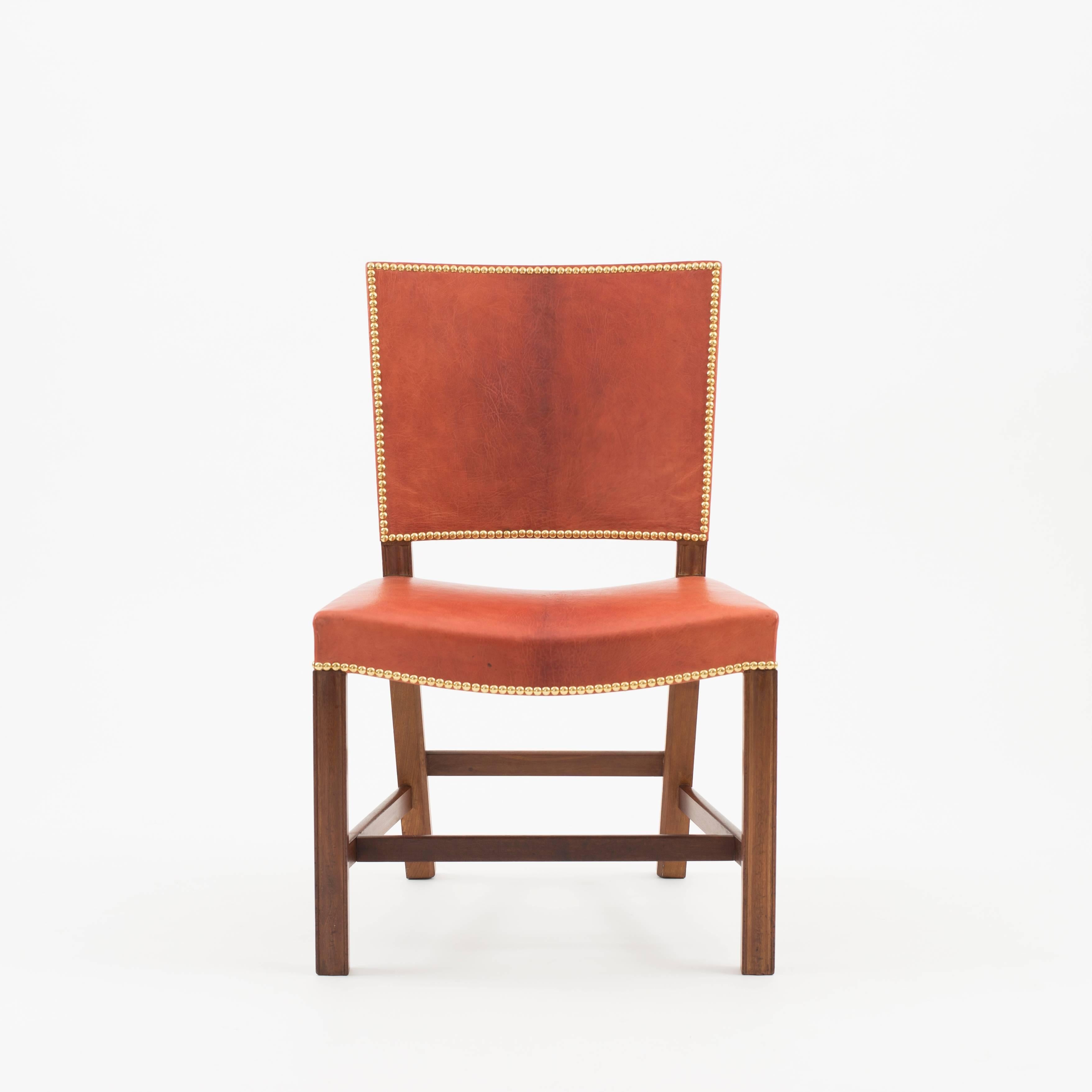Kaare Klint 'Red Chair' en acajou cubain, cuir nigérien et clous en laiton. Exécuté par Rud. Rasmussen 1936-1940.

Face inférieure avec l'étiquette en papier du fabricant RUD. RASMUSSENS/SNEDKERIER/45 NØRREBROGAD/KØBENHAVN, numéro au crayon et
