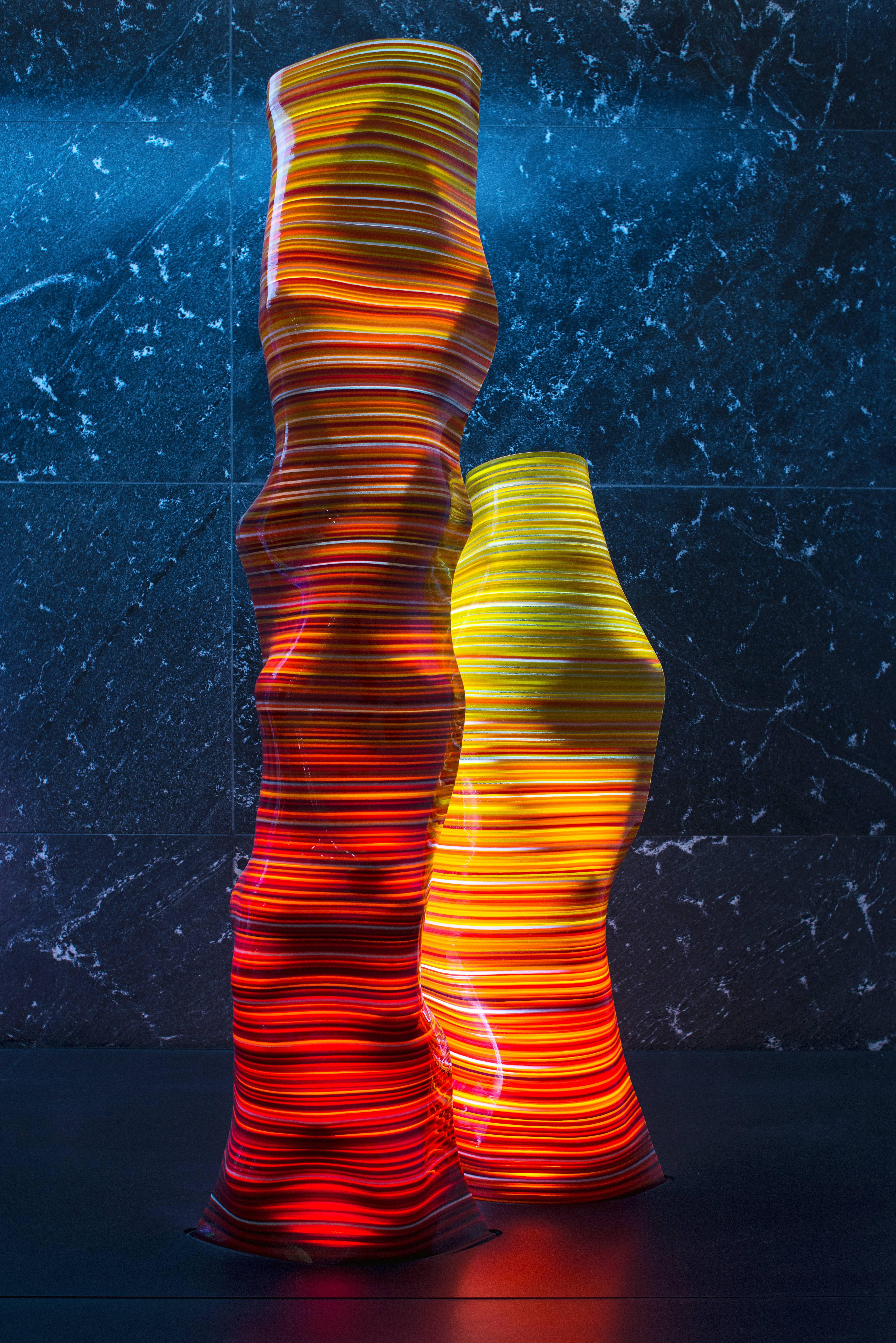 MAGIKARPET Medium Multicolor Barcode-Glaslampe über weißem Marmor-Leuchtensockel (Sonstiges) im Angebot