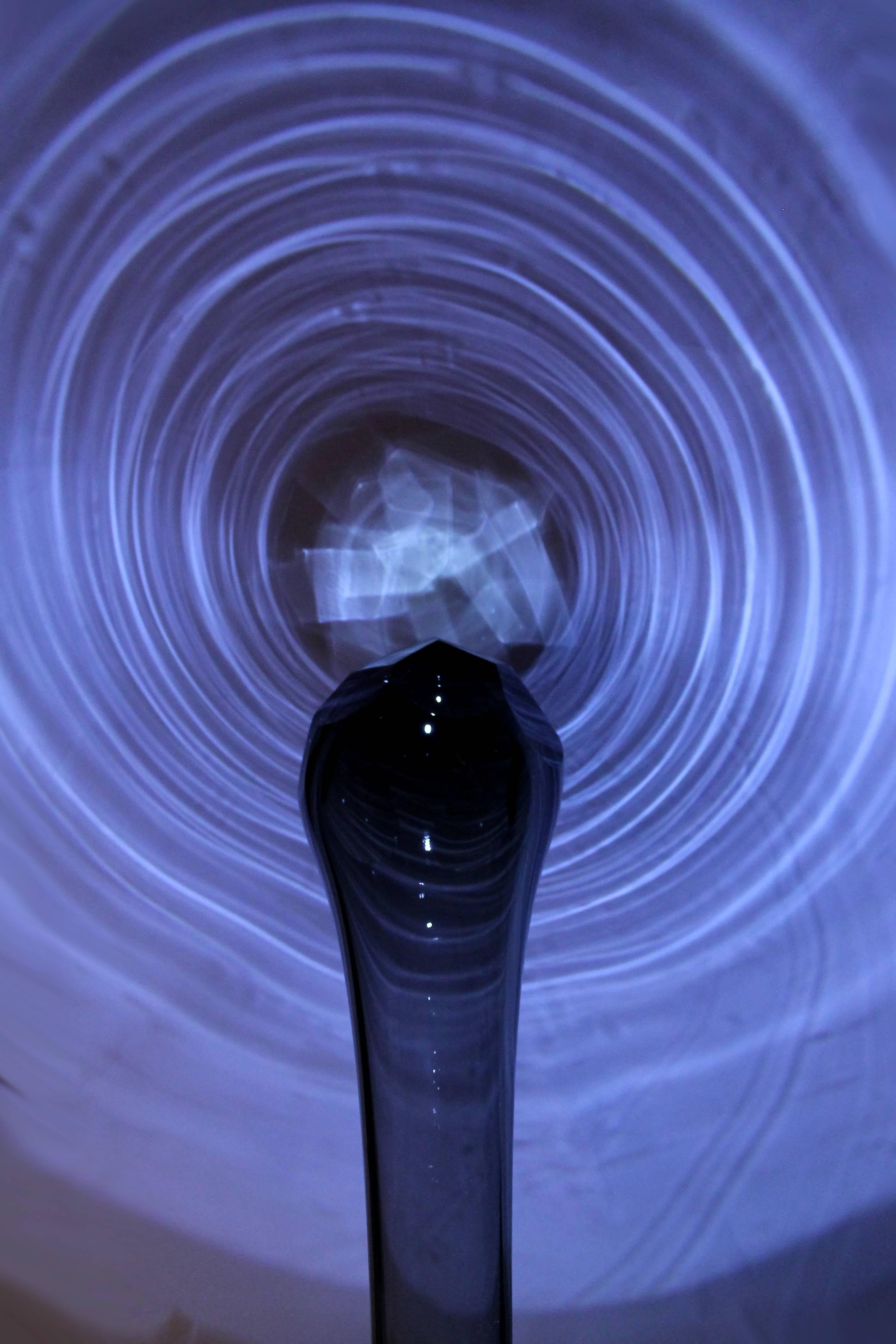 Lange Lampe aus geblasenem Glas mit Sockel von Orfeo Quagliata. Die Projektion dieses Werks ähnelt dem Universum und den Galaxien. Dieses Stück ist perfekt für einen eleganten Touch, sondern auch fasziniert mit seinen kreisförmigen Projektionen in