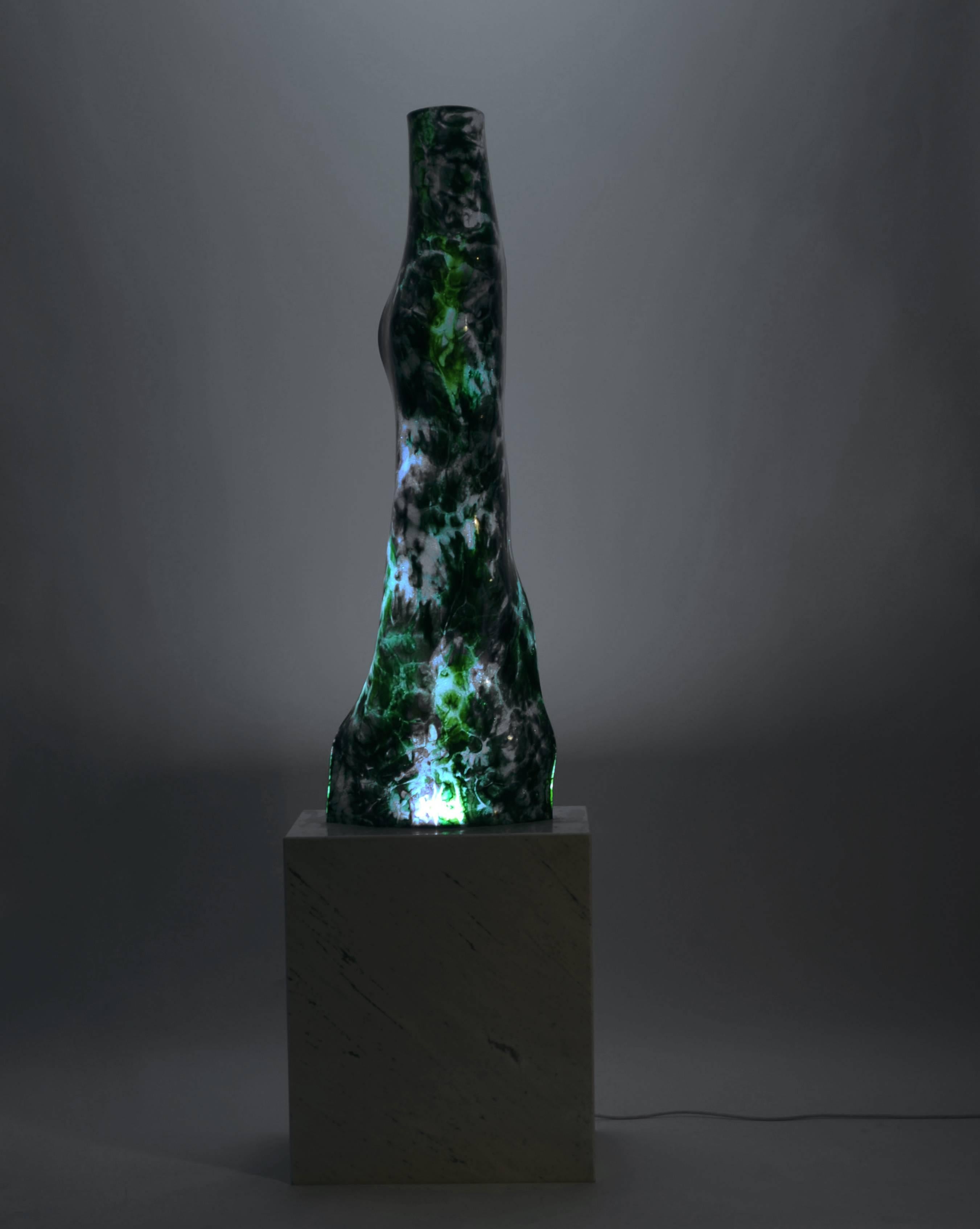 Dieses Stück aus gekochtem Glas gehört zur Kollektion Jimmiz Brains, die von Orfeo Quagliata mit exklusiven Techniken des Künstlers entworfen wurde. 100% handgefertigt mit hochwertigem Material. 
Organische Lampe mit Marmorsockel.
Dieses elegante