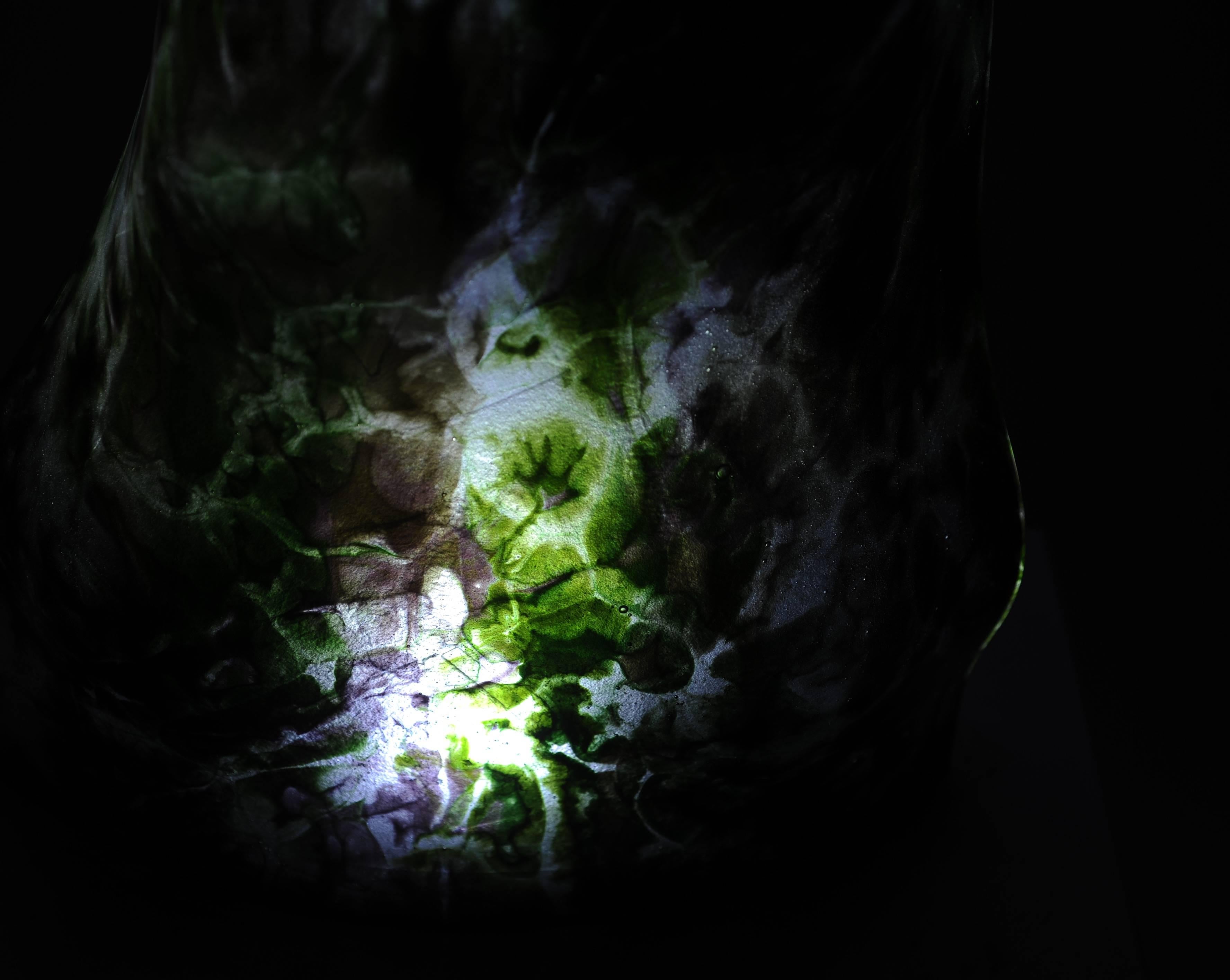 Magikarpet, mehrfarbige Lampe aus organischem Glas in Grüntönen mit weißem Marmorsockel (Organische Moderne) im Angebot