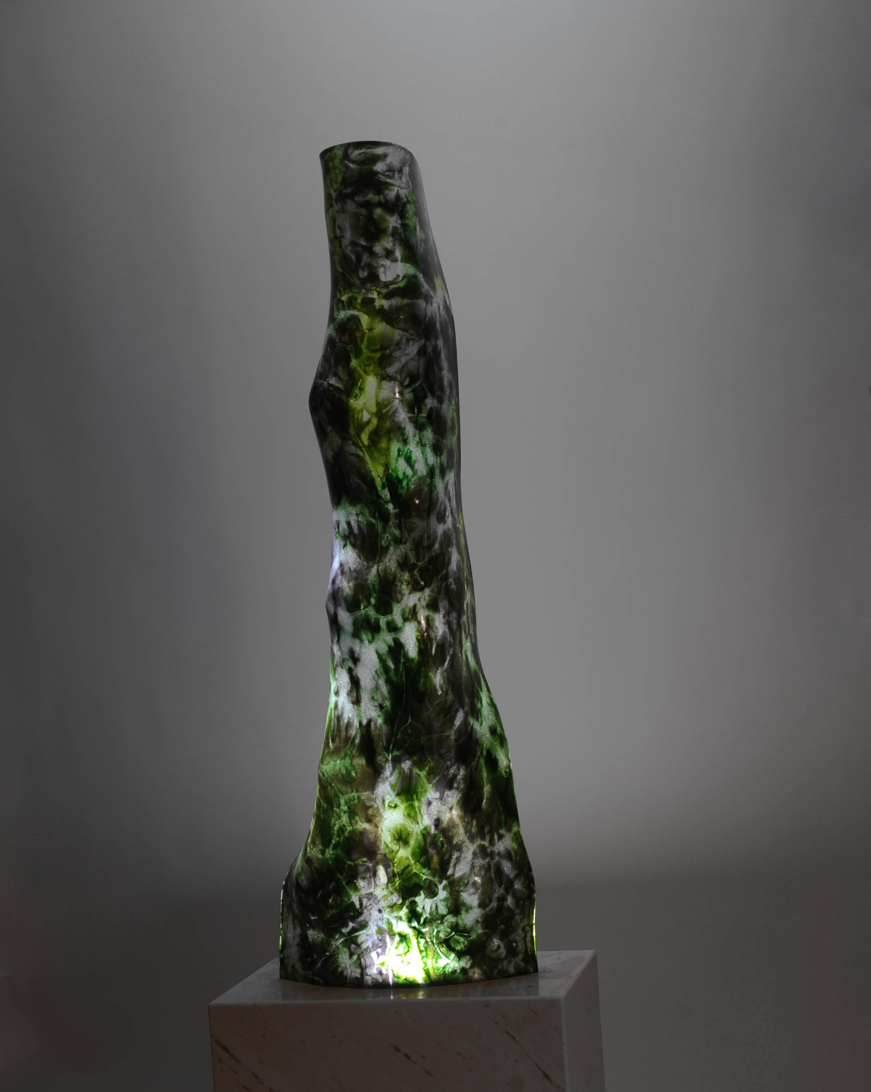 Magikarpet, mehrfarbige Lampe aus organischem Glas in Grüntönen mit weißem Marmorsockel (Mexikanisch) im Angebot