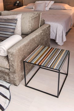 MODJULEZ SIDE TABLE Pezzo di vetro multicolore a righe con base in acciaio inox