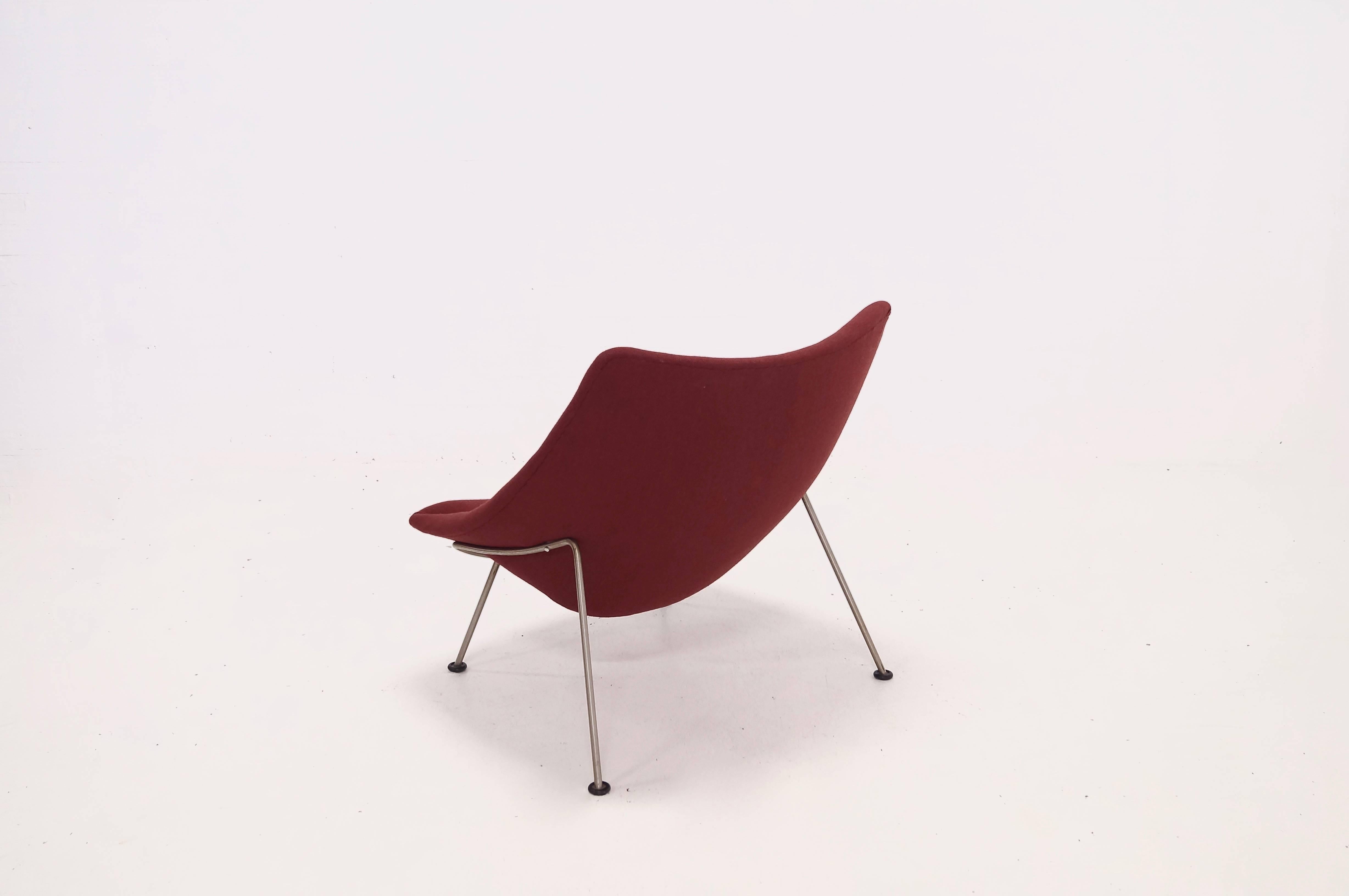 First edition large F157 oyster chair designed by Pierre Paulin for Artifort in 1958. The chair features a well designed chromed metal frame which gives the chair a floating appearance.