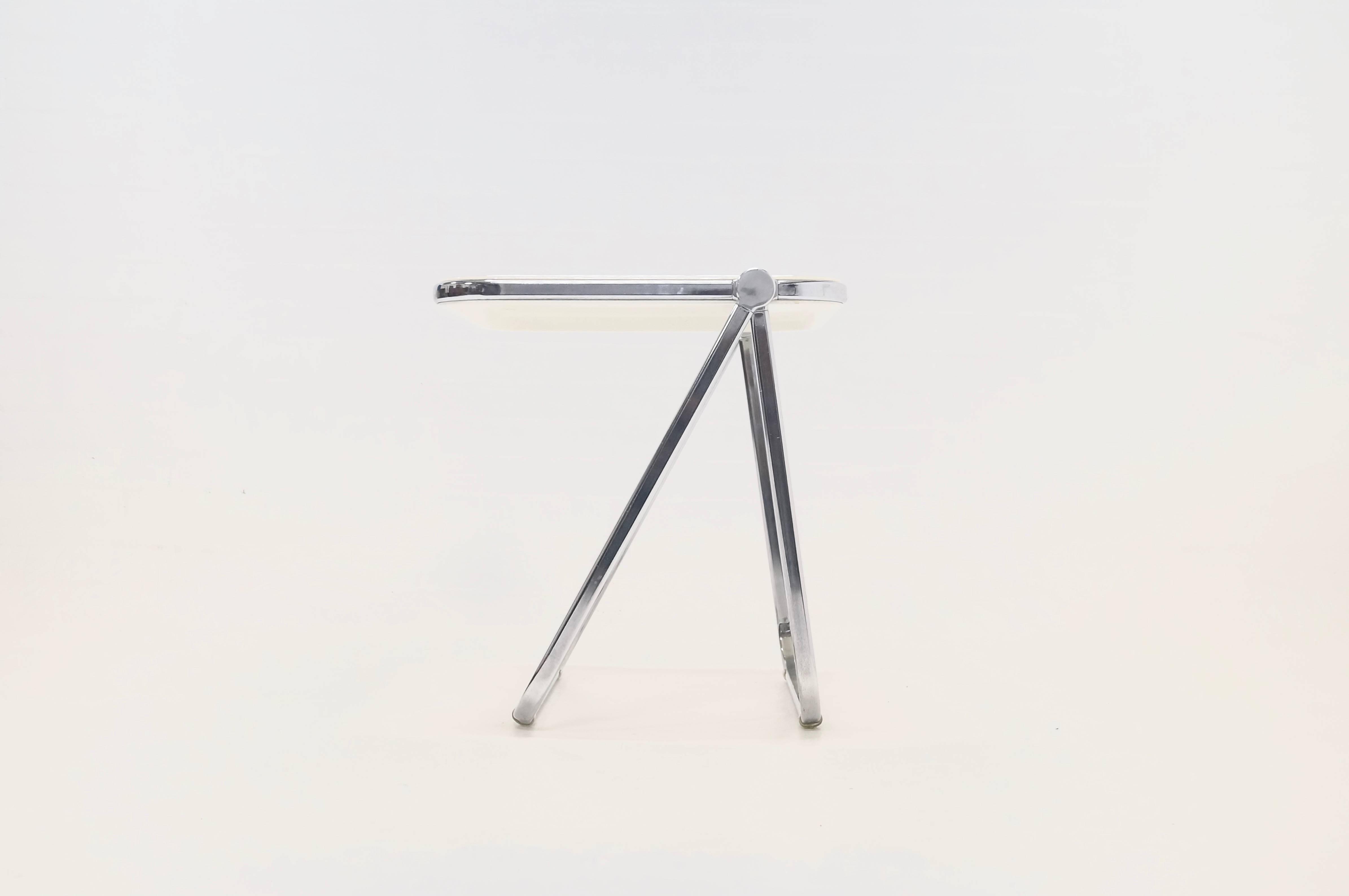 Mid-Century 'Platone' folding desk by Giancarlo Piretti for Castelli, Italy. Off-white ABS plastic with a heavy chromed steel base.