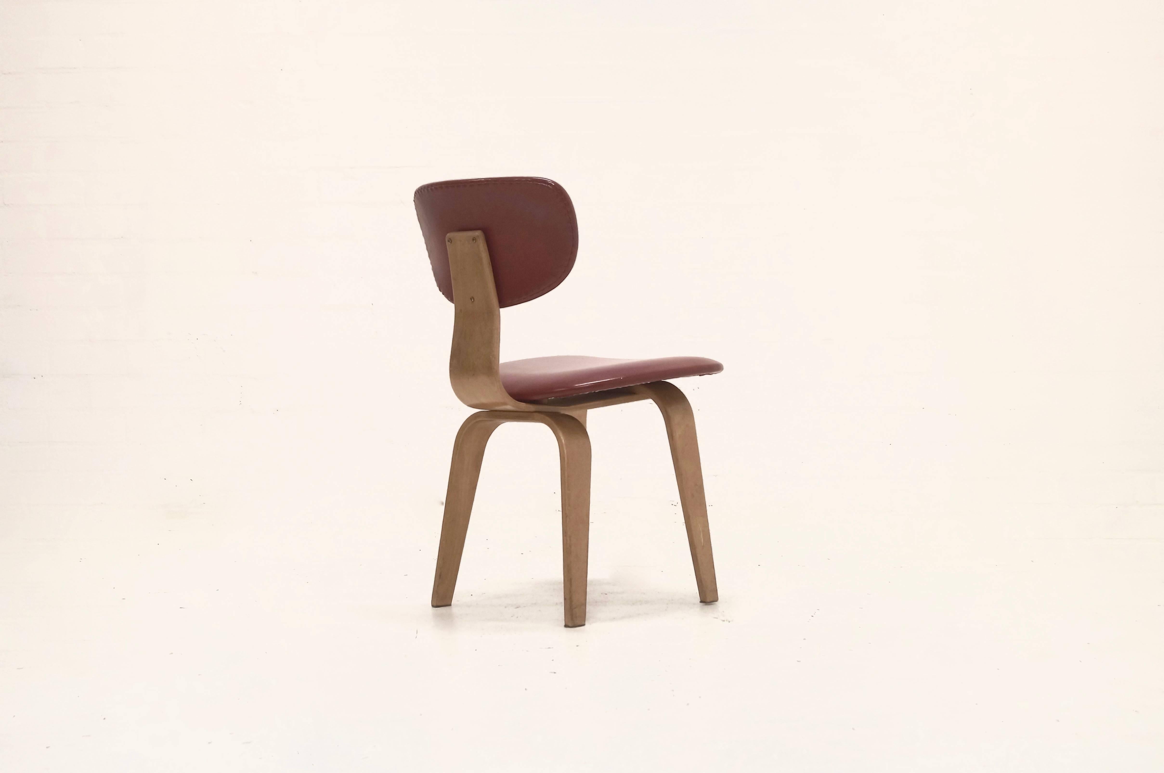 Beautiful SB02 dining chair or side chair designed in 1952 by Cees Braakman for UMS Pastoe. The chair is made from birch plywood with an skai upholstered seat and back. Remains in very good condition.