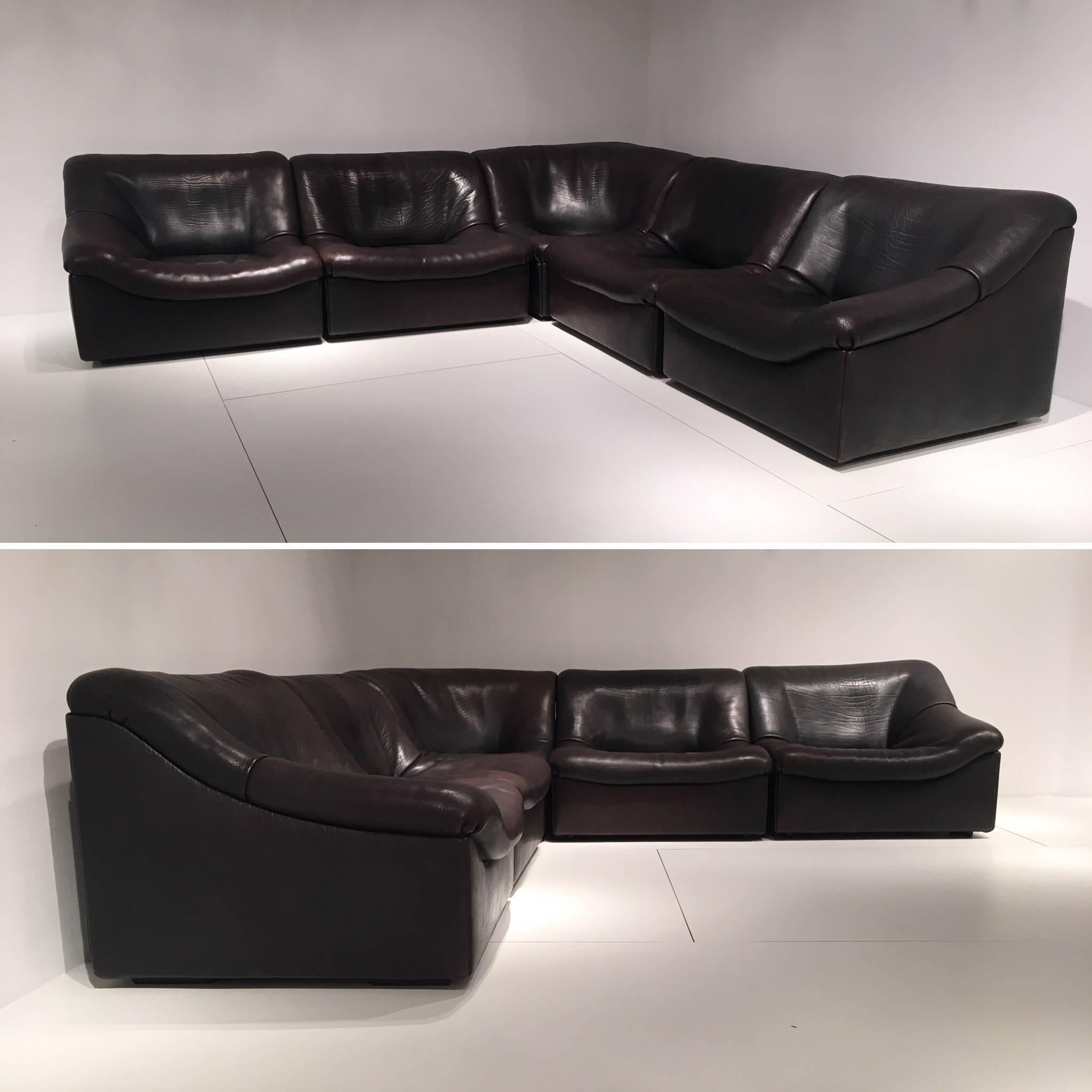 Vintage De Sede DS46 modular sofa, five elements in perfect conditions, circa 1990, no damages no scratch, dark brown buffalo leather.
Size of this De Sede DS46 modular sofa:
267 x 88 x 70 cm / 184 x 88 x 70 cm, seat height 36 cm.