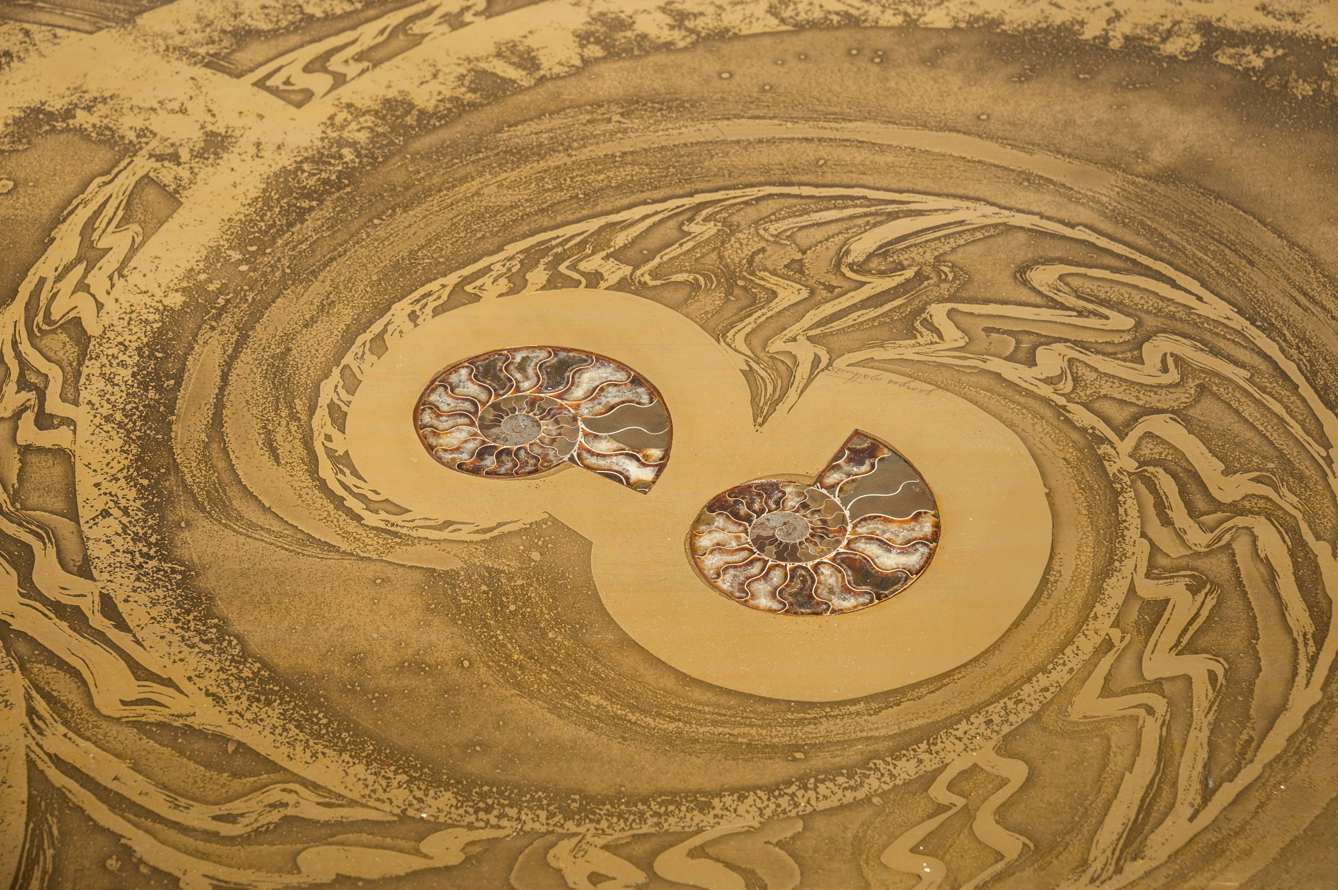 Couchtisch aus geätztem Messing mit Intarsien aus Ammonit von Georges Mathias (Moderne der Mitte des Jahrhunderts) im Angebot