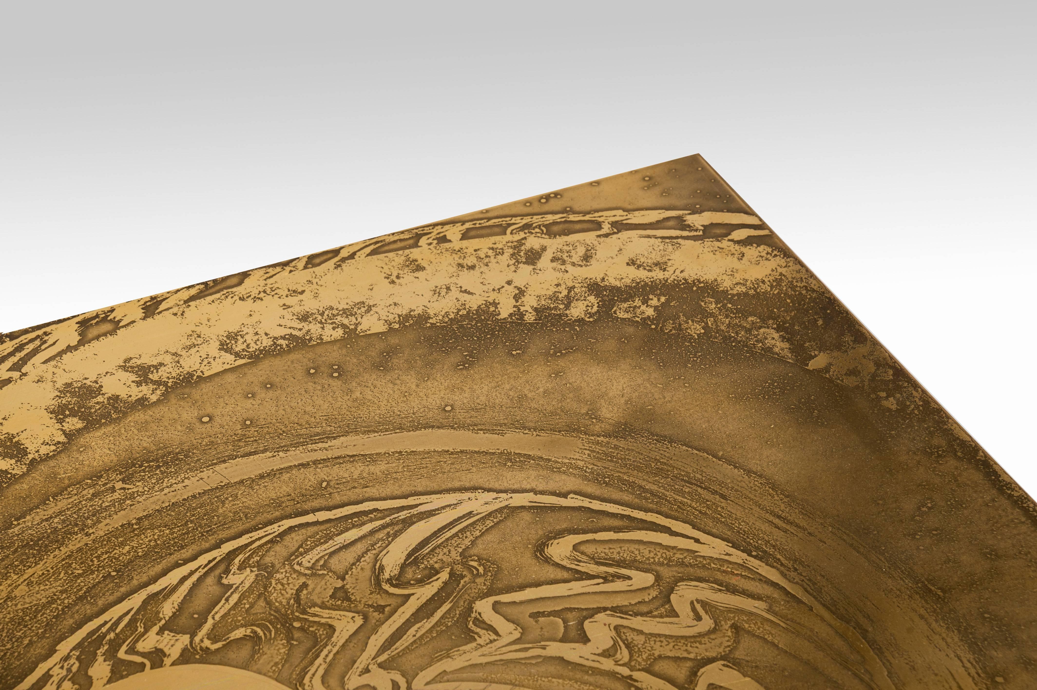 Couchtisch aus geätztem Messing mit Intarsien aus Ammonit von Georges Mathias (Radiert) im Angebot