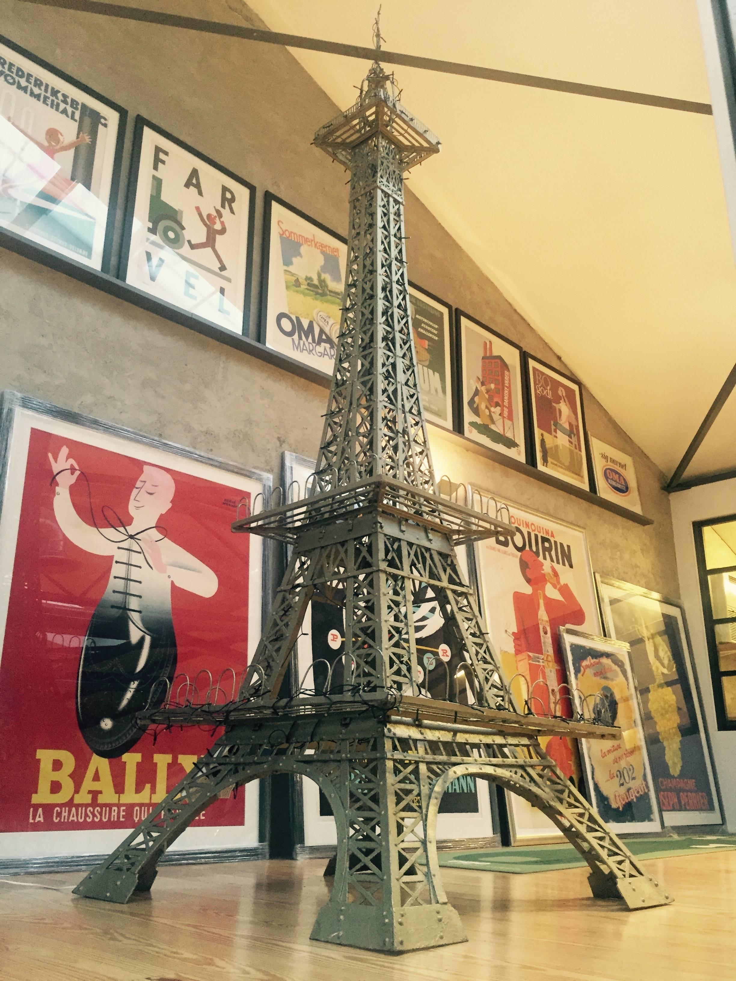 Français La tour Eiffel géante du milieu du siècle dernier en vente