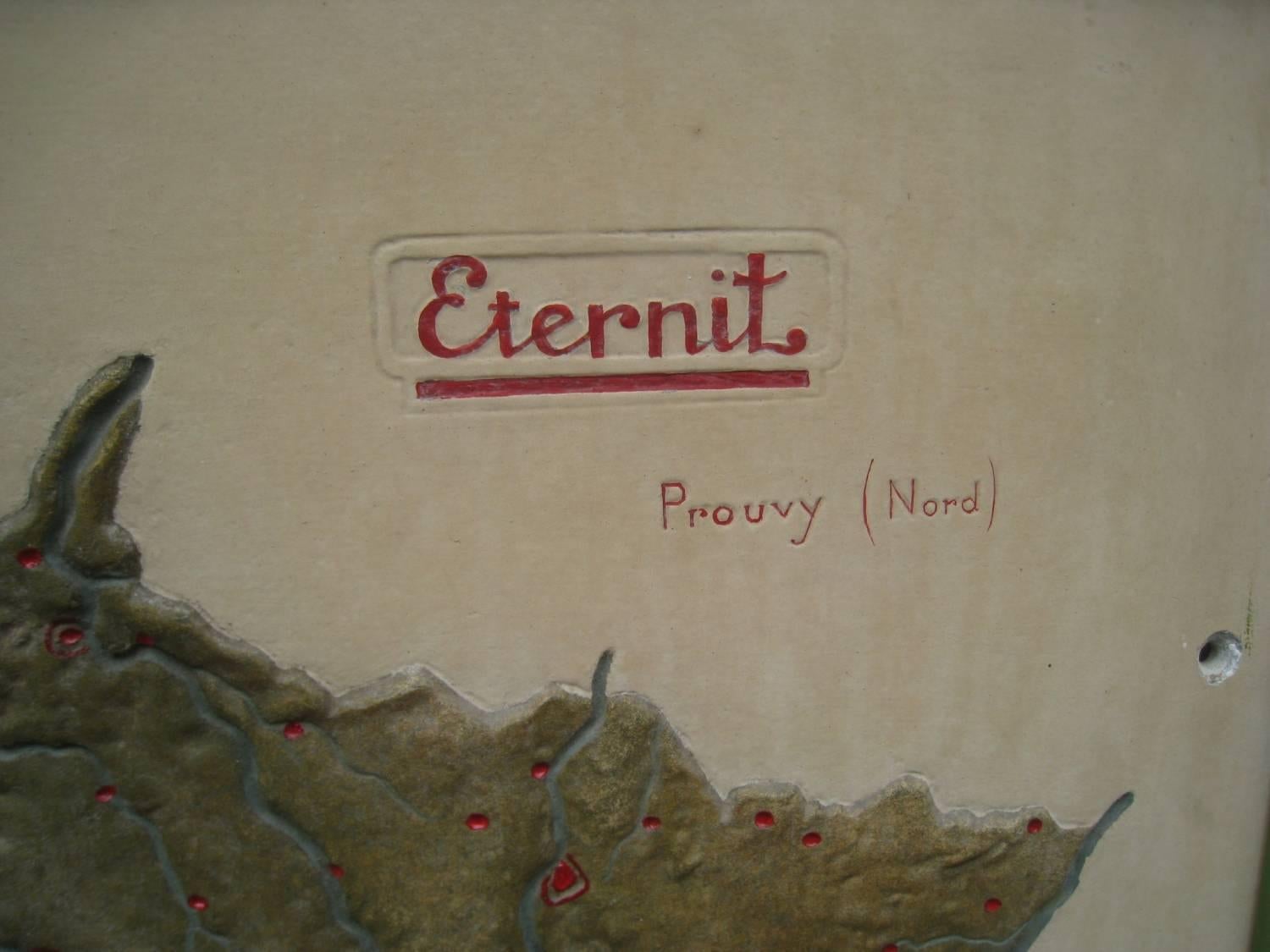 France map in relief, made by Eternit. The map is made of fiber cement, fibrociment in French and is framed in a wooden frame. A rarity.
Appears with small chips.