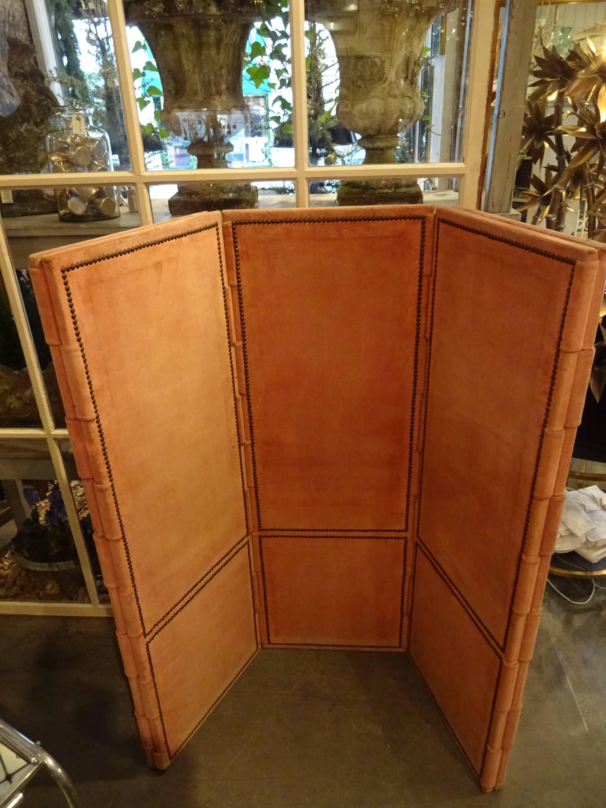 Beautiful old French upholstered room divider / folding wall screen in nicely patinated pink velour. The screen has five leafs and is from the 1950s.