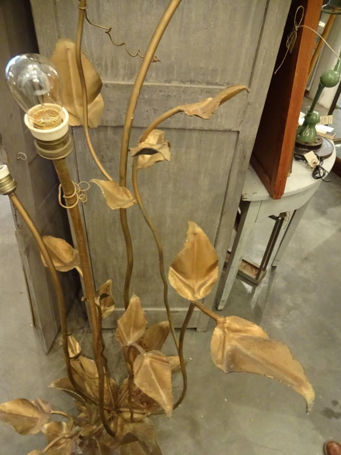Exceptionnel lampadaire en laiton, en forme de plante, avec des feuilles et des volutes. Trois sources lumineuses. Depuis les années 1950, en France. Un véritable objet de conversation.