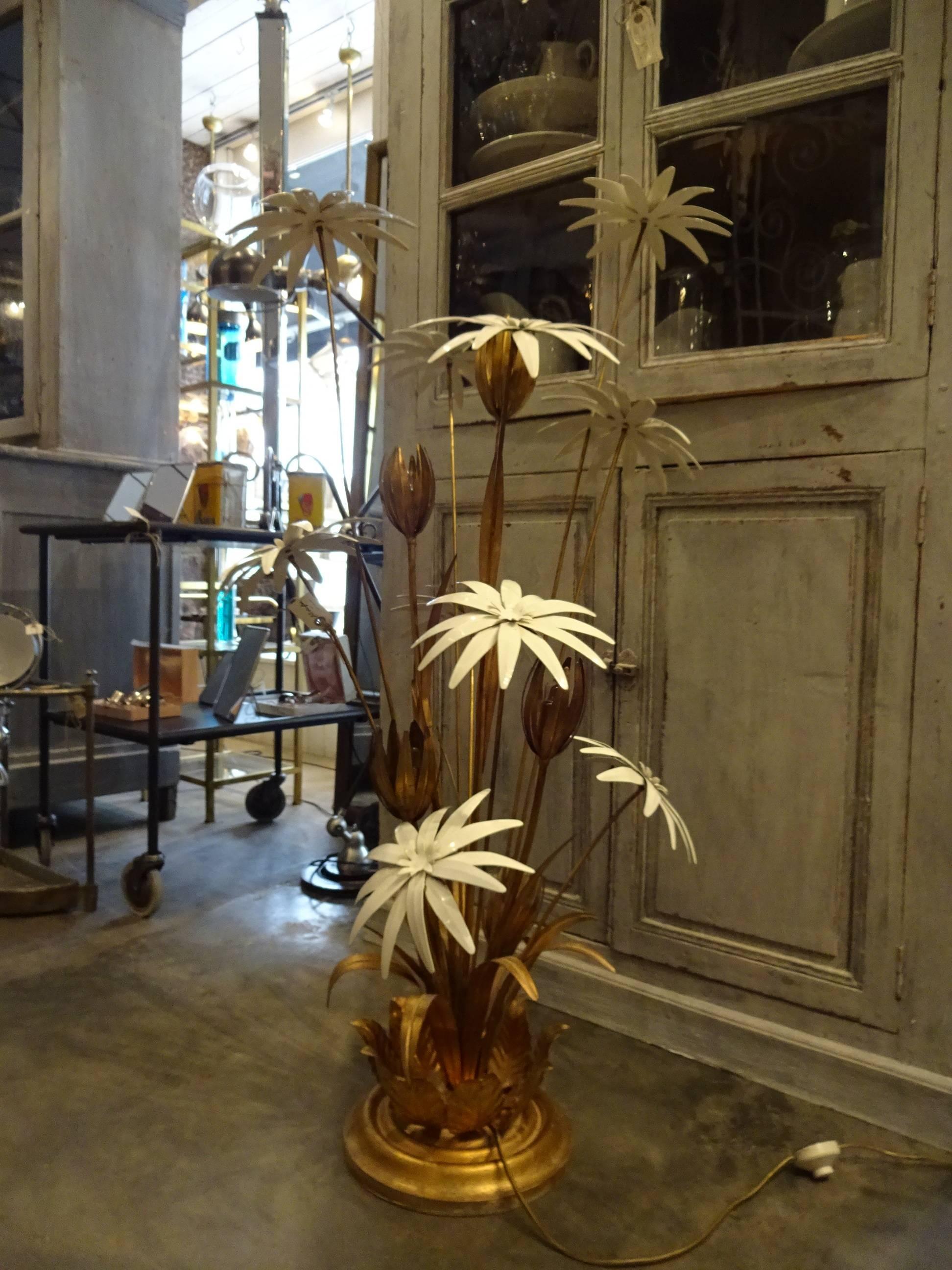 Fabulous retro French palm lamp from the 1960s, in brass, with fine painted metal leaves and five-light sources. Notice the beautiful base.