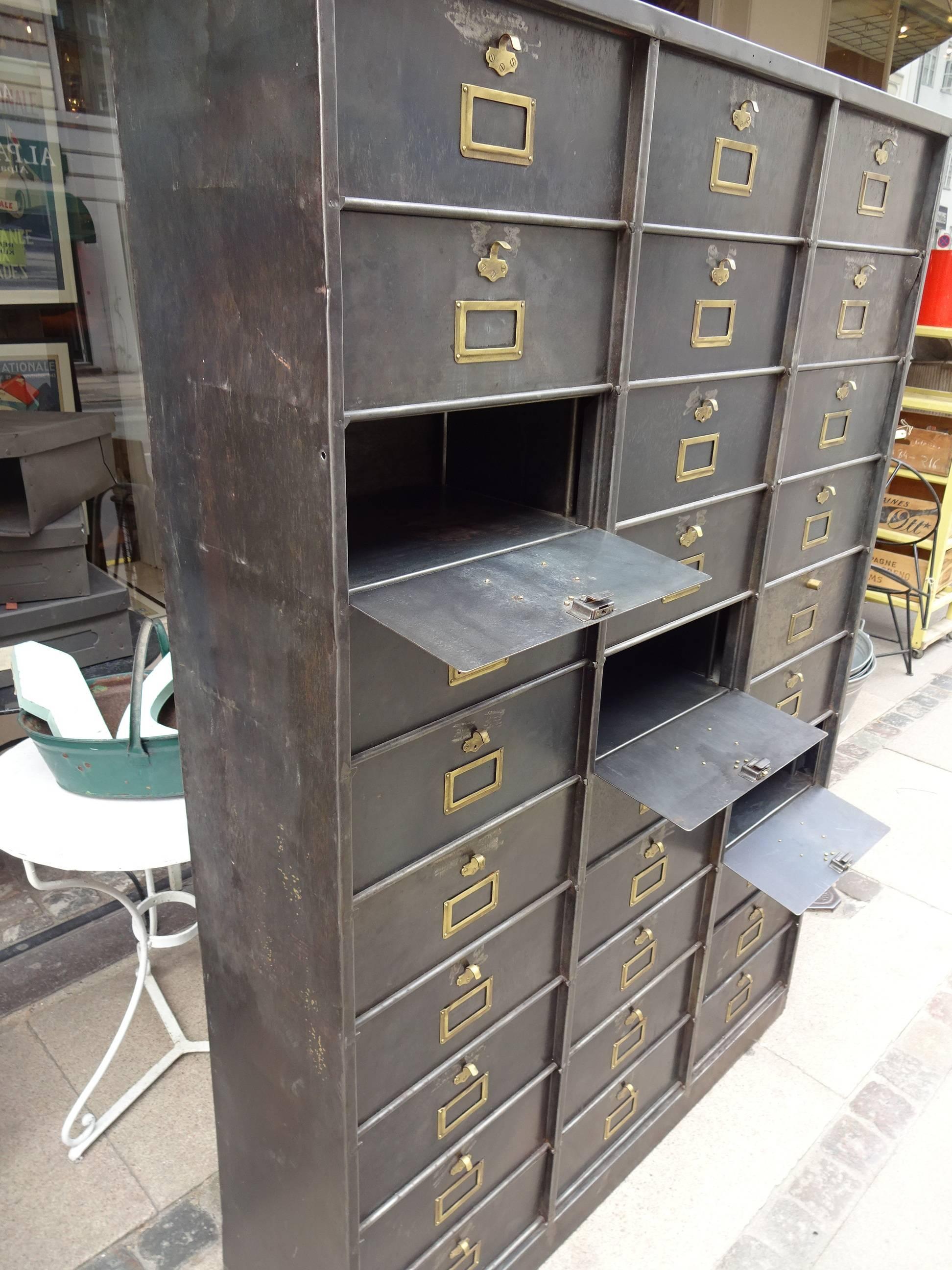 file cabinet in french