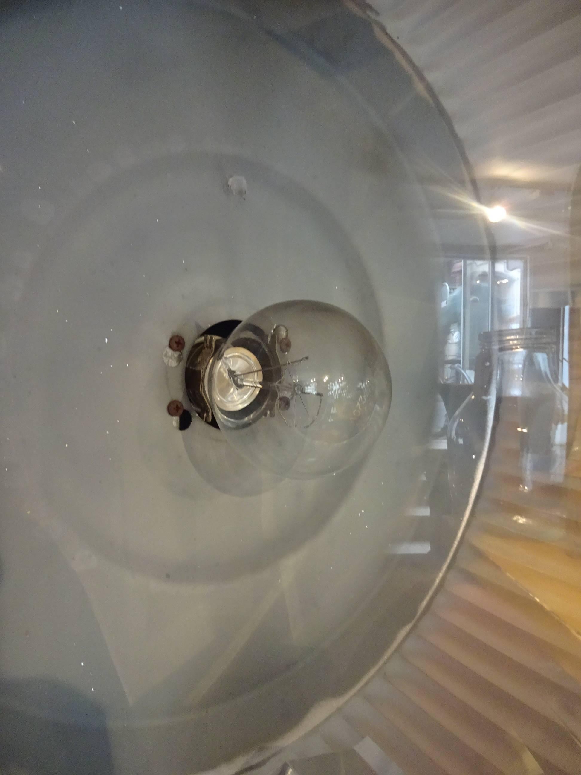 Lampe de projecteur française vintage géante, fabuleuse lampe rouge, avec une super patine.
Actuellement, nous avons deux pièces en stock !