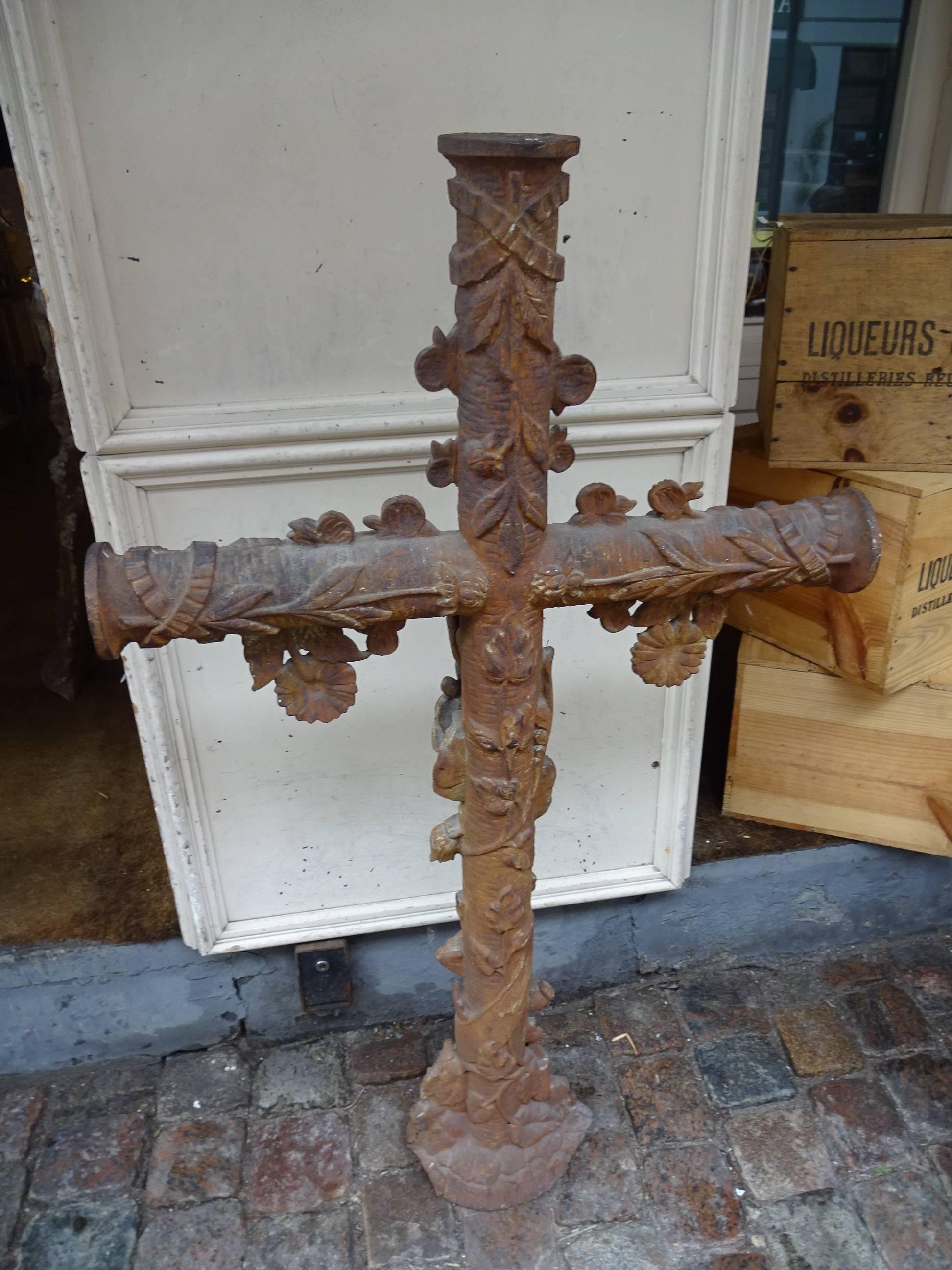 Handsome antique French iron cross, in very heavy quality cast iron. This marvelous piece originates from a now closed cemetery, and has stunning ornamentation. Fabulous patina.

