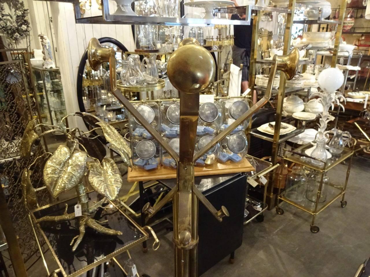 Elegant French hat stand / dumb waiter from the 1950s. Made of brass, with beautiful round hooks and a stunning marble base.

Measures: H 165 x W 39 x 39 cm.