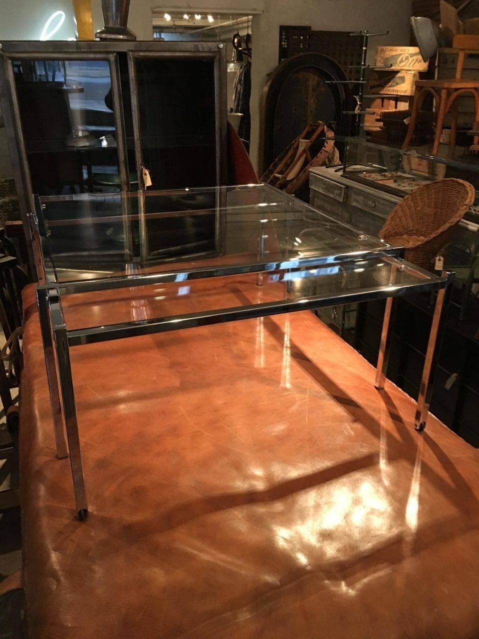 Light and elegant old French chrome and glass coffee table / nesting table. The table is from the 1970s and can be extended to double length.

Measures: H 40 x W 84 x L 84/165 cm.