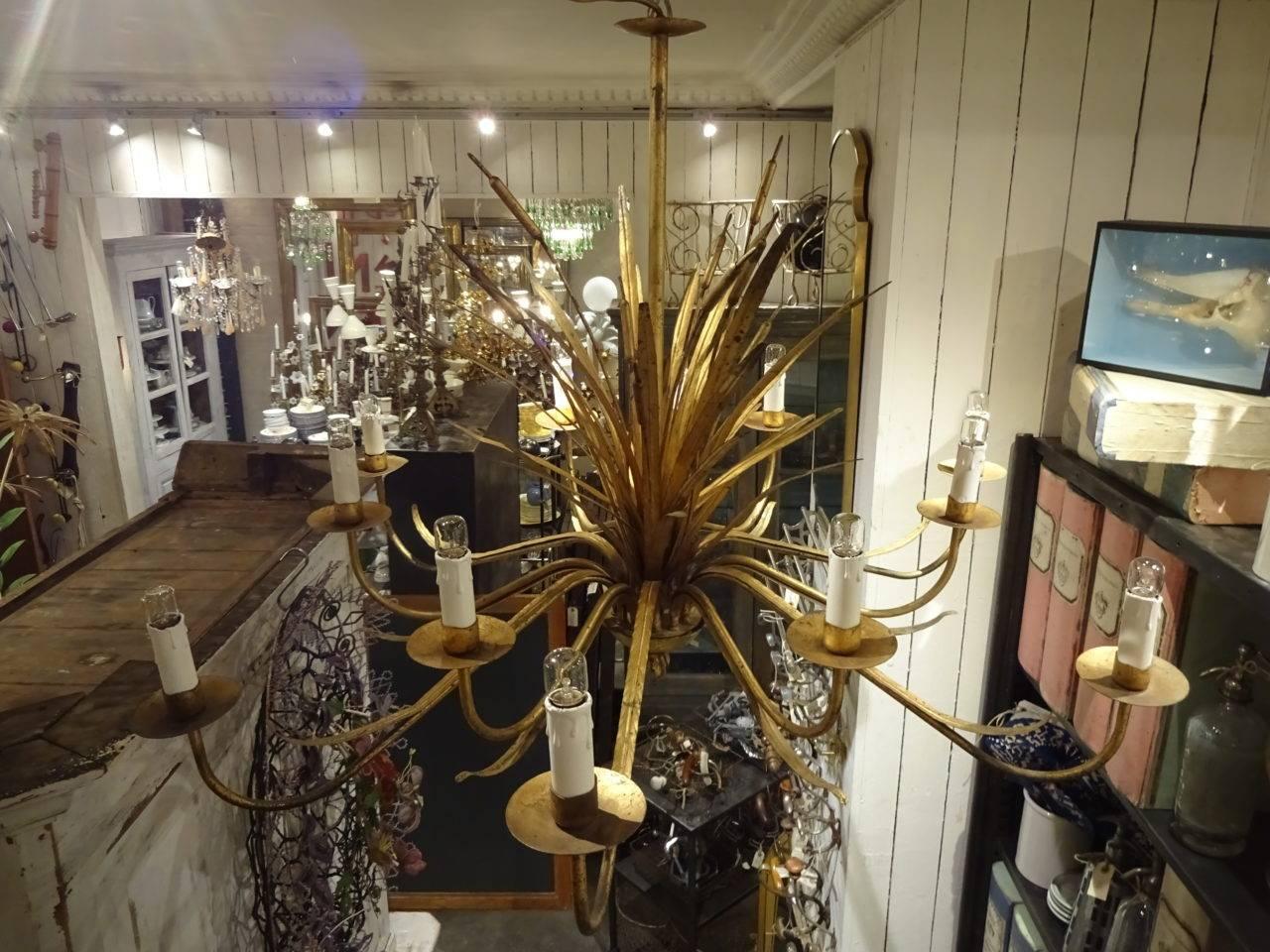 Vintage French ceiling lamp/chandelier, in gilt metal. The center is decorated with small bullrush leaves and there is room for 12 lights. A gorgeous sculptural piece.


