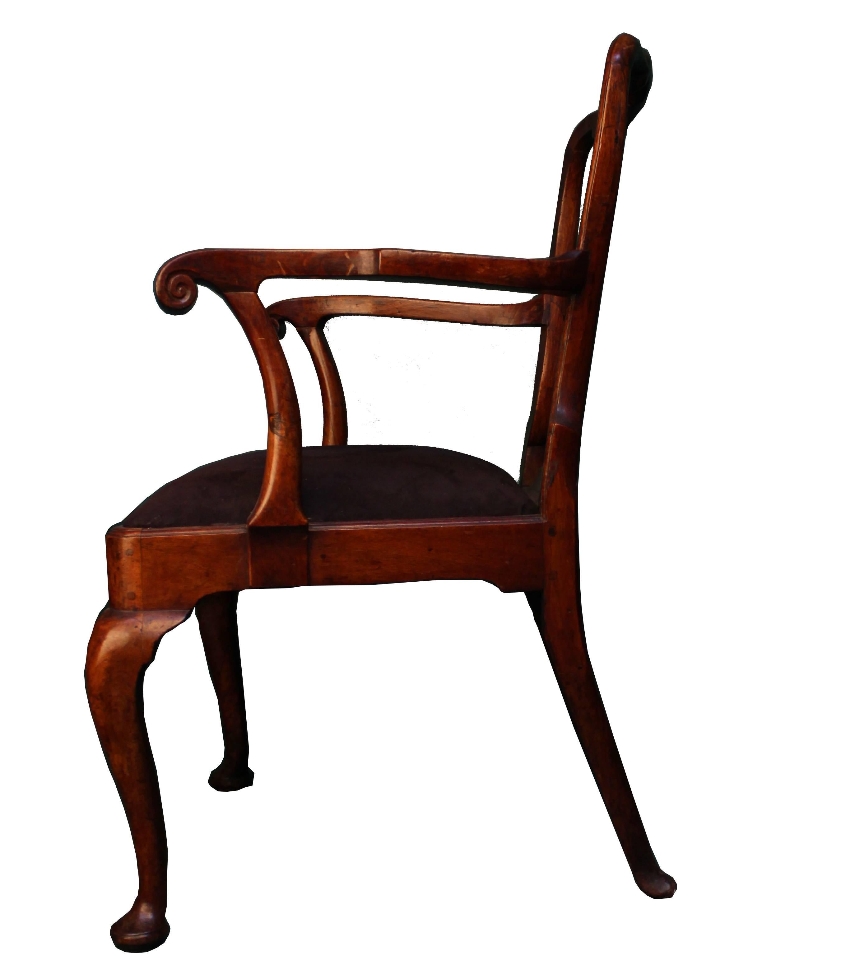 Handsome Queen Anne period walnut armchair, with fiddle shaped back and crossbanded frame. Well shaped arms terminating in a scroll. The drop in seat housed within a crossbanded apron raised upon cabriole legs.

Measurements:
95cms high
69cms -