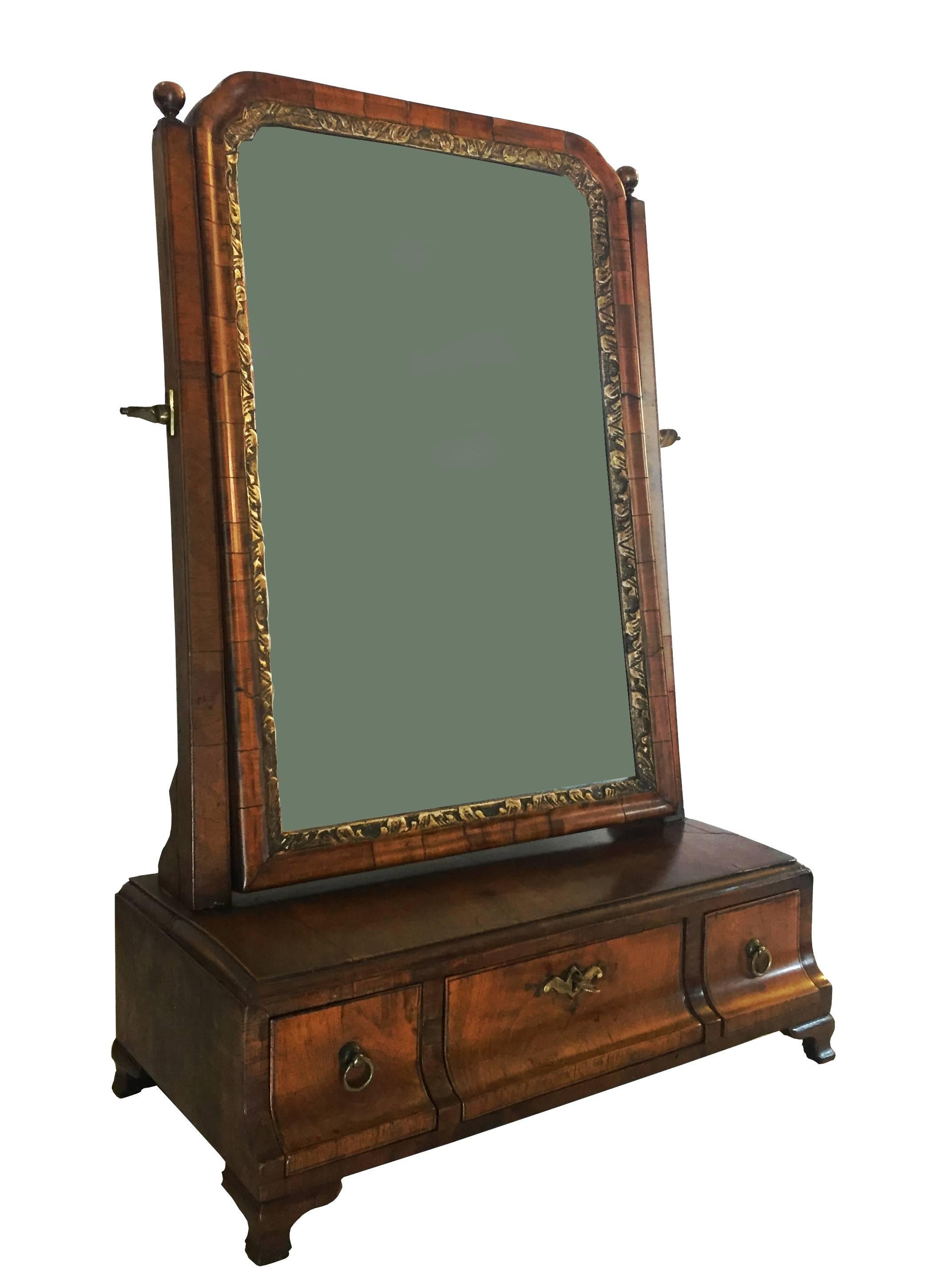 Queen Anne Walnut Box Sole Swing Mirror In Good Condition For Sale In Glencarse, GB