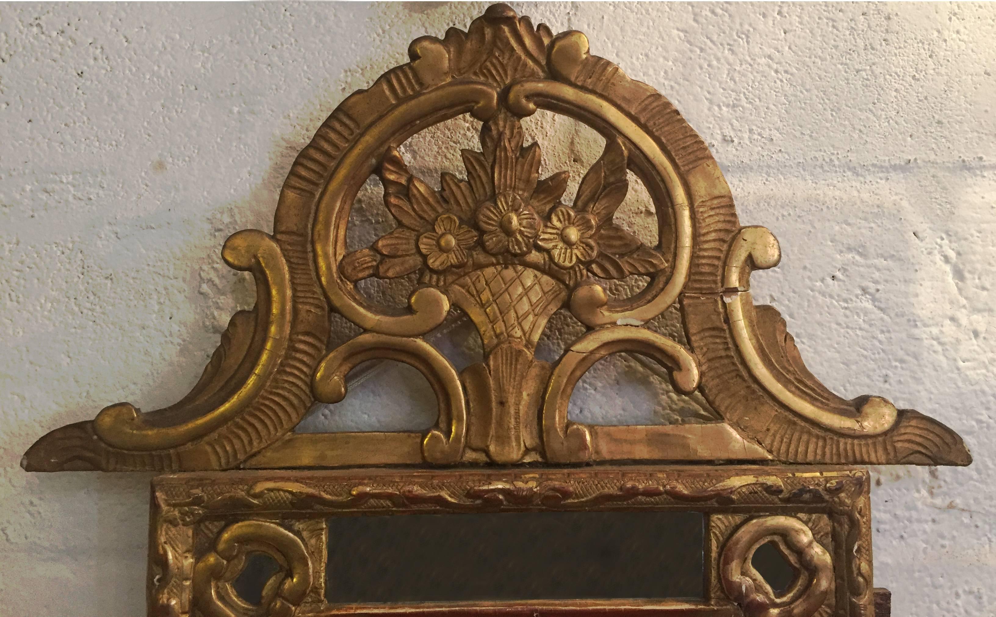 Antique 18th Century French Wood Carved and Gilt Mirror In Good Condition For Sale In Glencarse, GB