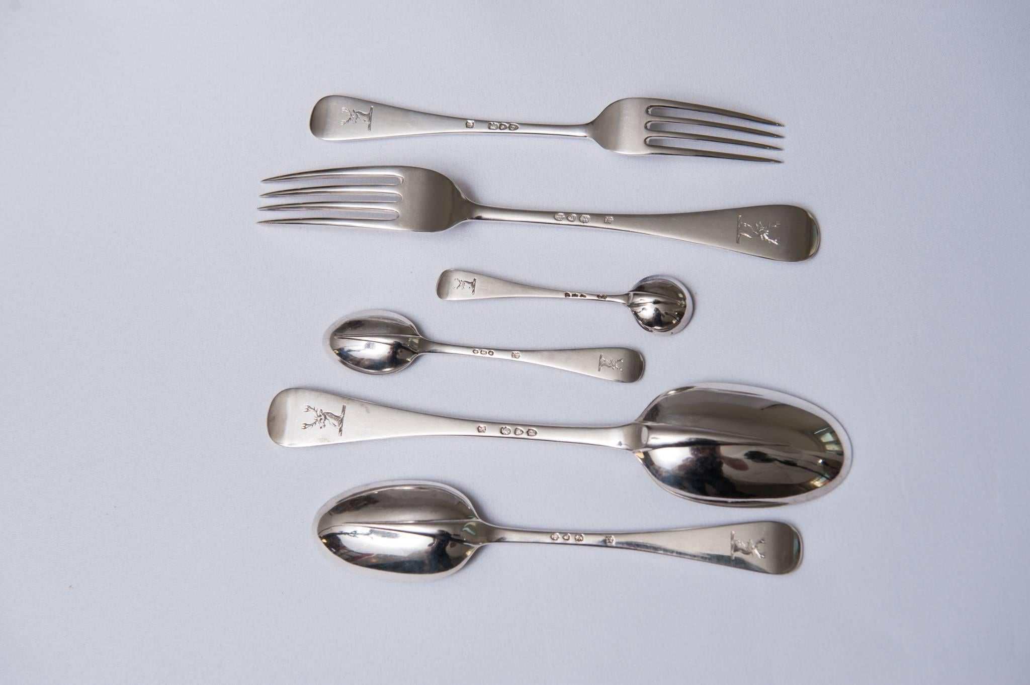 Victorian Silver 117 piece Rattail pattern Canteen of Cutlery, London, 1890 In Excellent Condition For Sale In Glencarse, GB