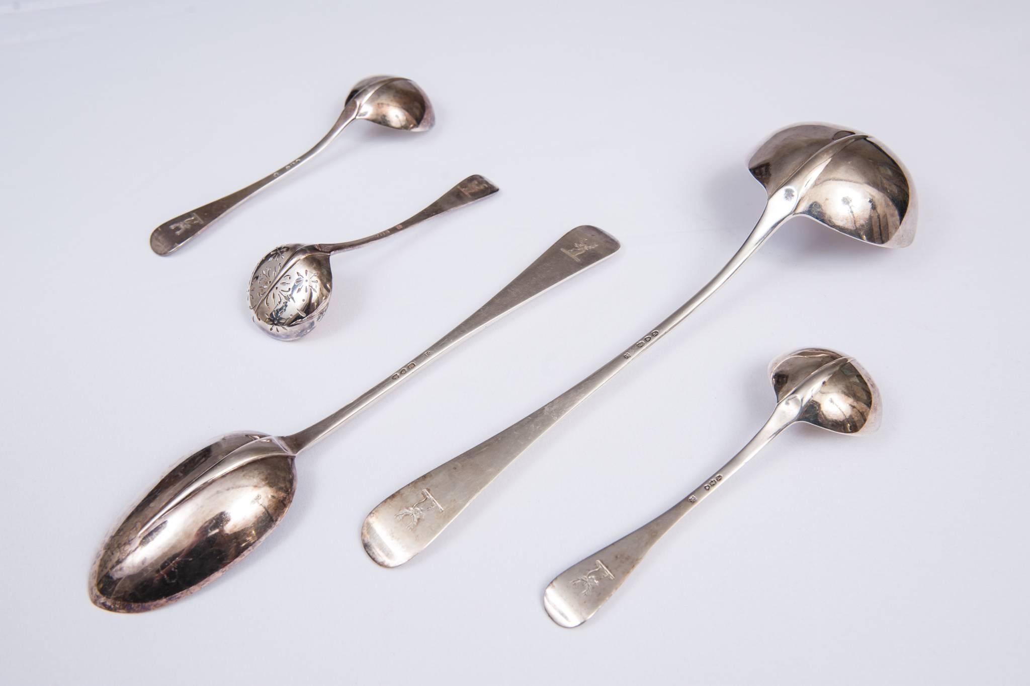 Victorian Silver 117 piece Rattail pattern Canteen of Cutlery, London, 1890 For Sale 4