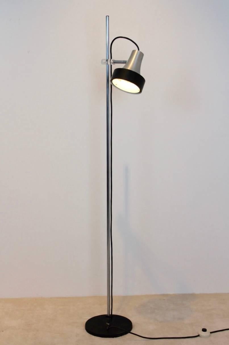 Mid-Century Modern Expressive RAAK D-3202 Aluminium and Chrome Floor Lamp For Sale