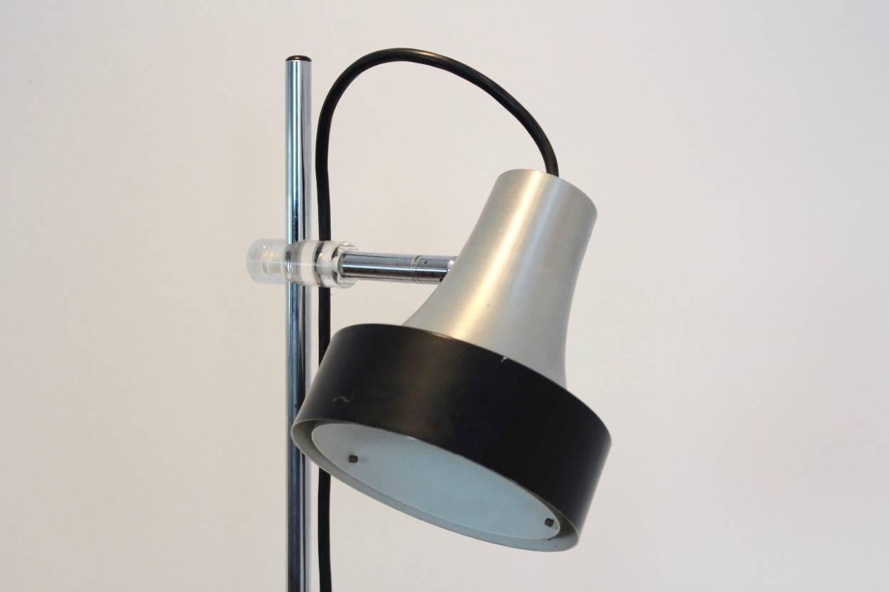 Expressive floor lamp manufactured by RAAK Amsterdam in the 1960s. Very nice chrome and aluminum accents. Original version with original label and numbered RAAK D-3202. Excellent vintage condition. Beautiful lighting effect.