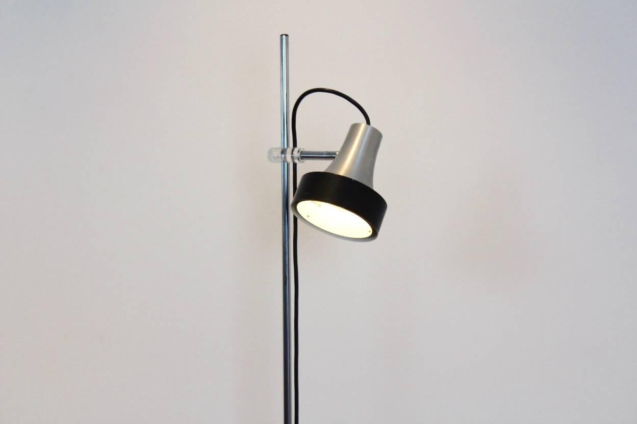 Ausdrucksstarke RAAK D-3202 Stehlampe aus Aluminium und Chrom (20. Jahrhundert) im Angebot