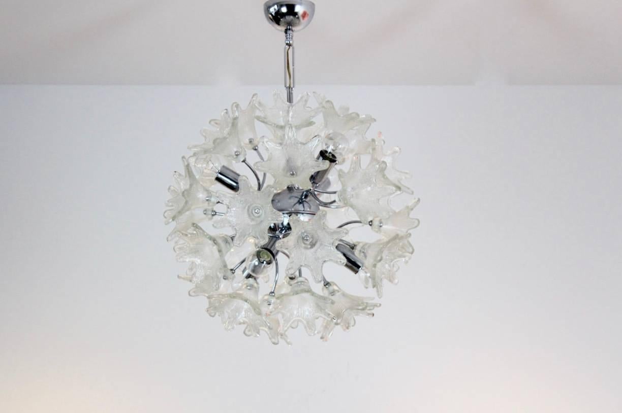 Sophisticated Murano glass chandelier designed by Paolo Venini and produced by VeArt with 30 pieces Murano glasses flowers on chrome Sputnik structure. All flowers are in perfect condition as is the whole chandelier. With a warm, delicate lighting