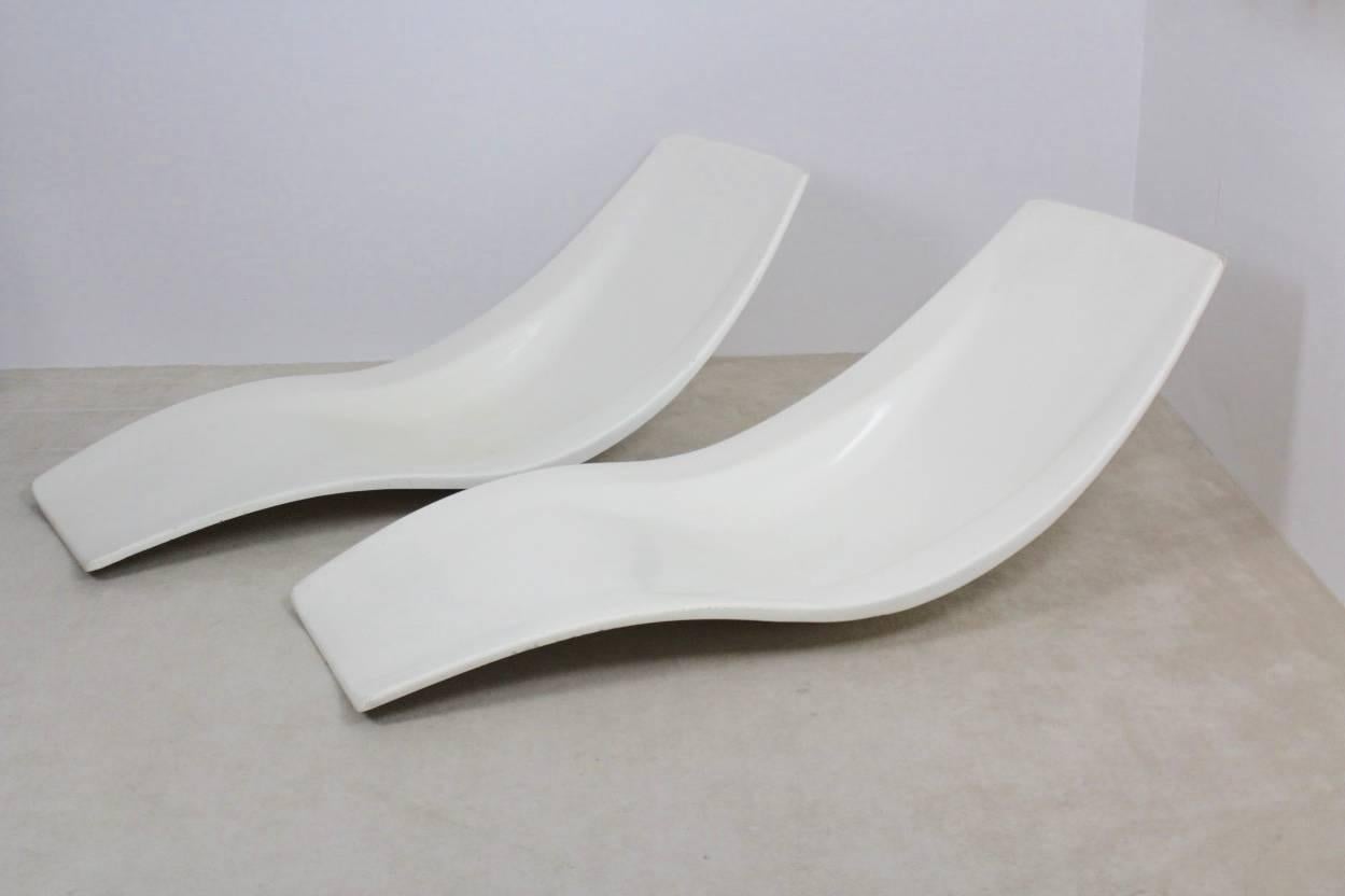 Superbe paire de chaises longues originales françaises des années 1960 en polyester blanc, conçues par Charles Zublena, pour le patio ou la piscine. Directement du premier propriétaire et en état original. Ces chaises d'extérieur ont une forme