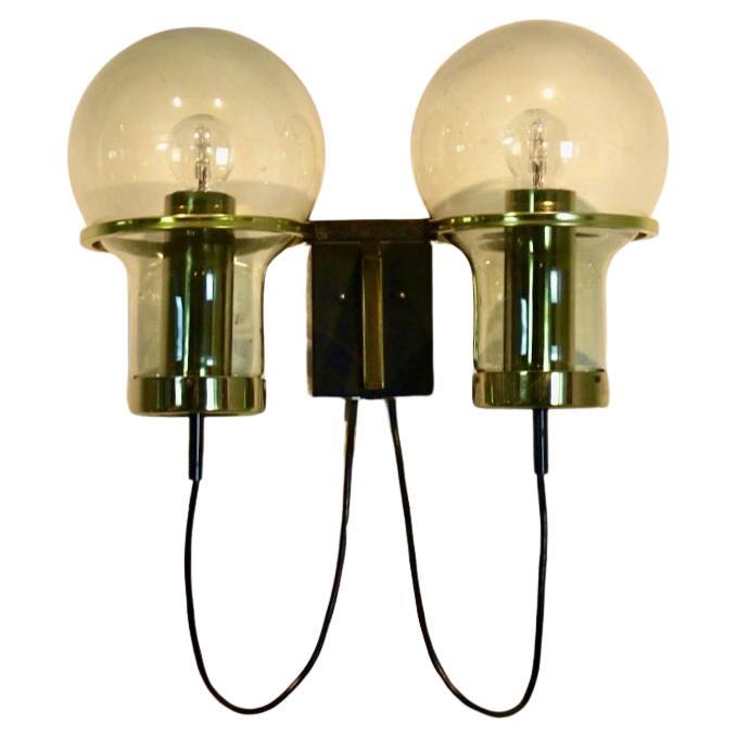 Raak Amsterdam Double Maxi Globe Wall Light, Países Bajos, Años 60
Dos disponibles. Precio por pieza. Consulta los precios por pareja.
Ejemplo excepcional del diseño holandés de mediados de siglo, esta lámpara de pared Double Maxi Globe fue
