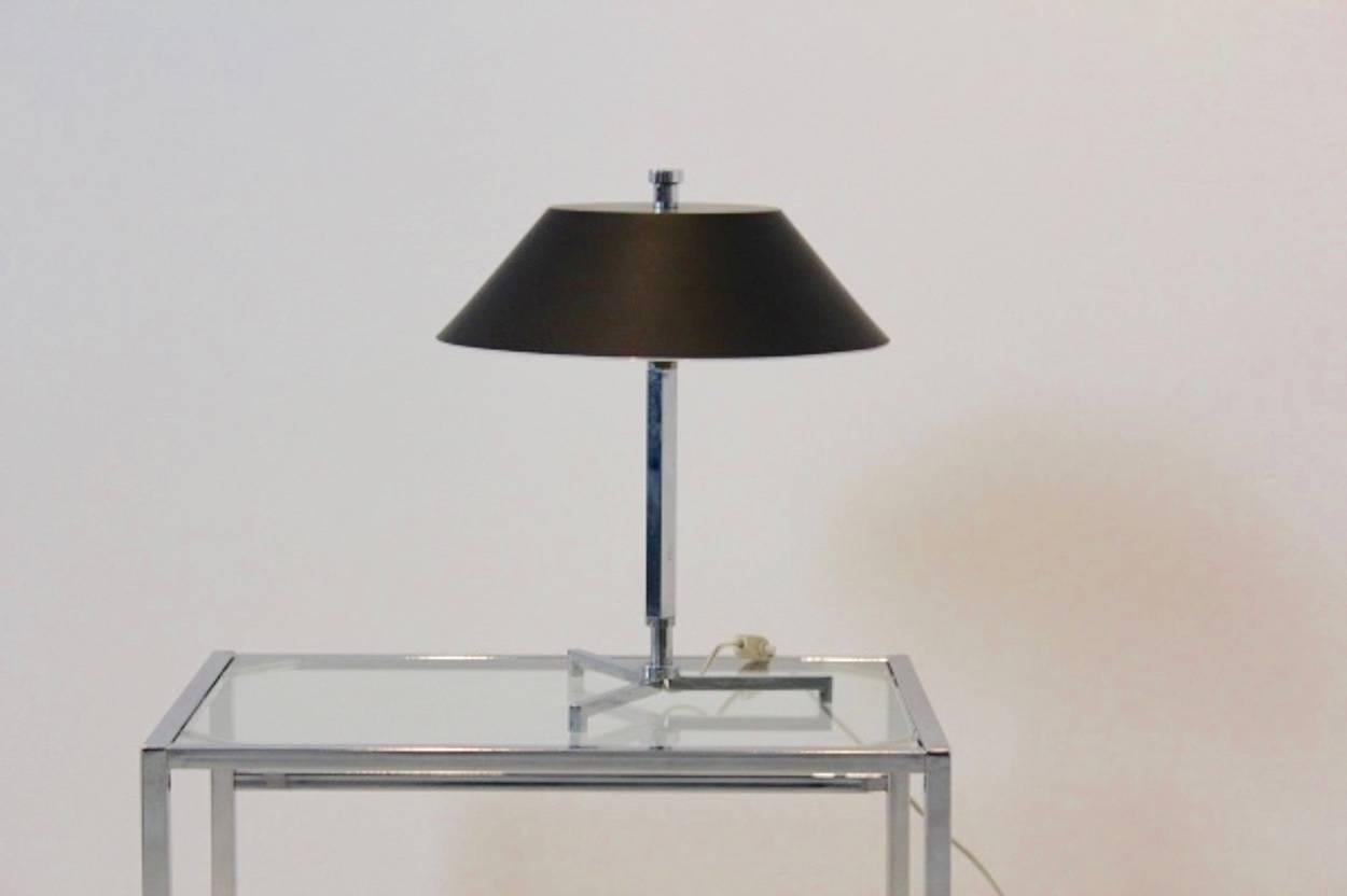 This Mid-Century desk light, model 'President', was designed by Jo Hammerborg in the 1960s and later manufactured by Fog & Morup in Denmark. It has a chrome frame and a metal black shade. This item remains in excellent vintage condition.