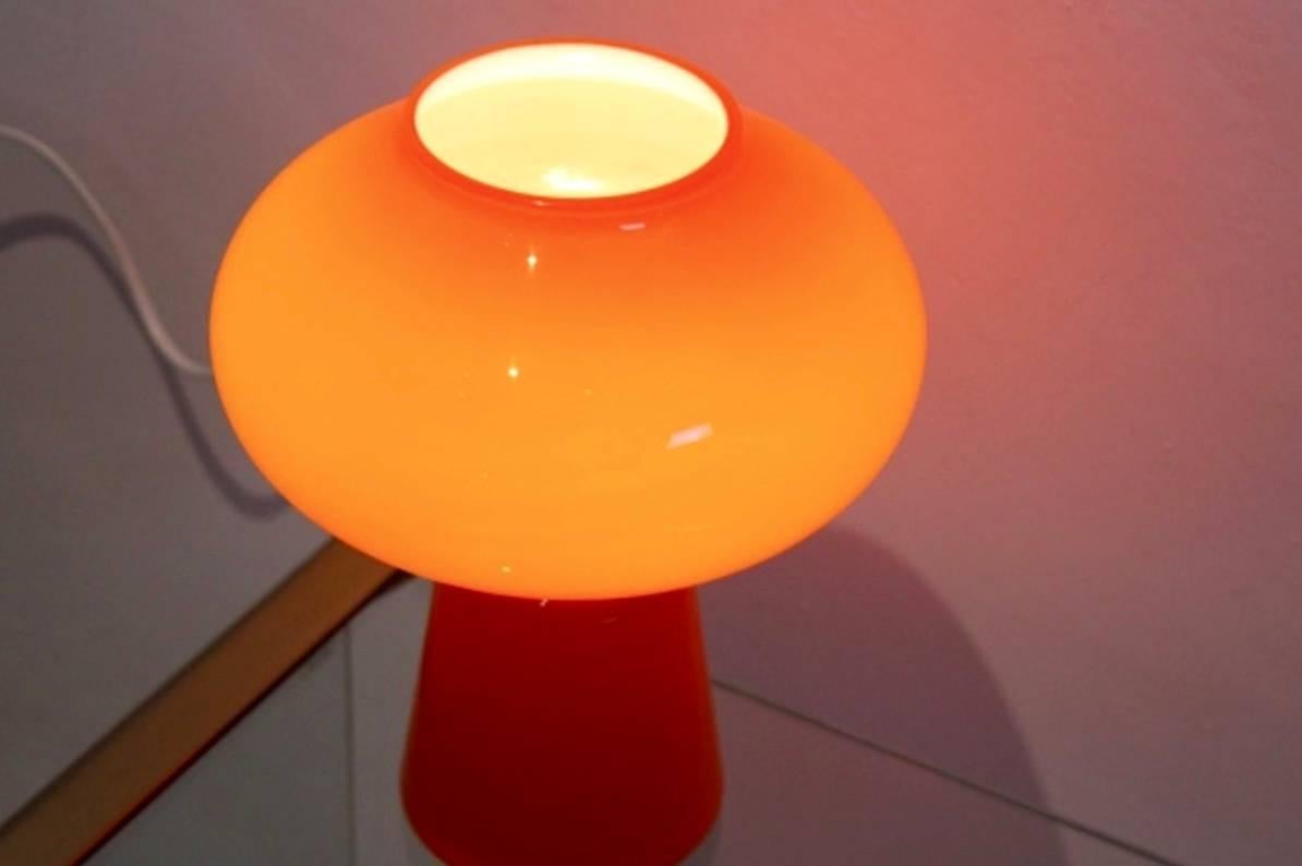 A beautiful ‘Fungo’ table lamp by Massimo Vignelli for Venini, Italian, 1950s. Fungo means mushroom shape. The table light was designed in 1955, early in Vignelli’s career, when he lived in Venice. The lamp is executed in the incamiciato technique