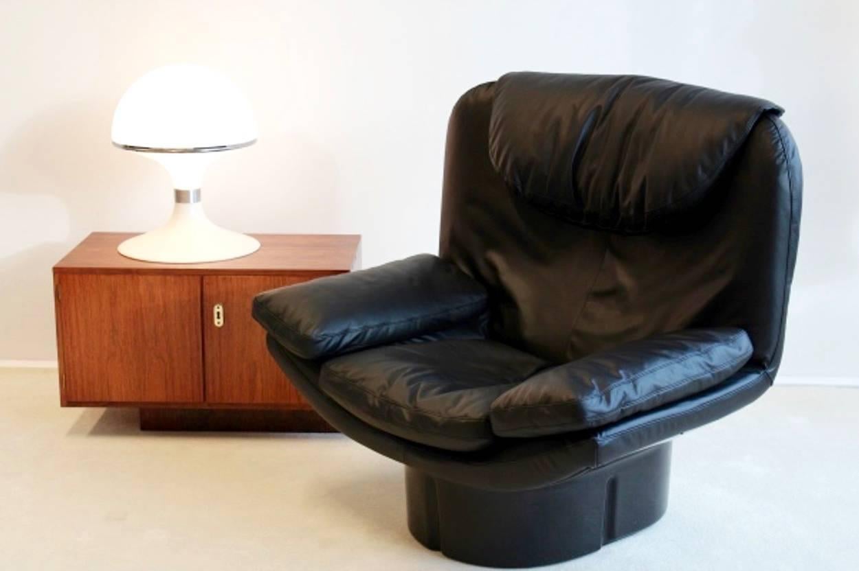 Highly comfortable and rare lounge chair designed by Ammannati & Vitelli for comfort in Italy during the 1970s. It features a polyester shell with black leather upholstery. The upholstery is completely new with thick comfortable leather. The