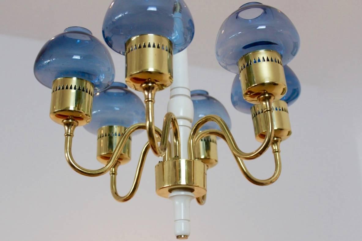 Amazing brass chandelier model T-526. Designed by Hans Agne Jakobsson AB for Markaryd, Sweden, 1960s. Beautiful Swedish blue handmade glass combined with characteristic brass. Chandelier with six arms, each featuring a handmade glass globe. Takes