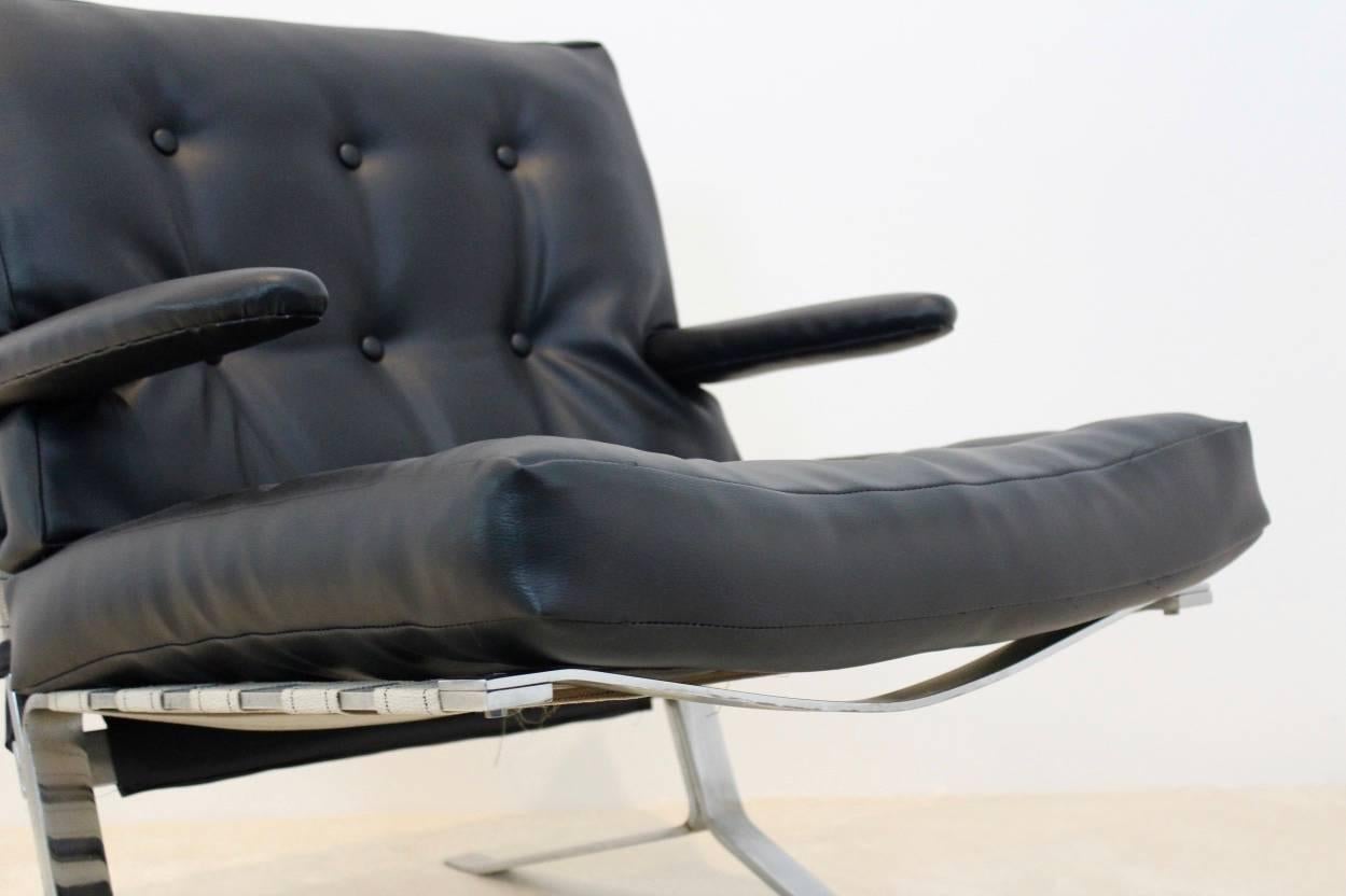 Eine seltene Version eines Loungesessels mit niedriger Rückenlehne aus der Mitte des Jahrhunderts, mit stark verchromtem Stahlrahmen und mit schwarzem Kunstleder bezogen. Der Stuhl ist nummeriert. Entworfen um 1975 in Belgien.

In unserem