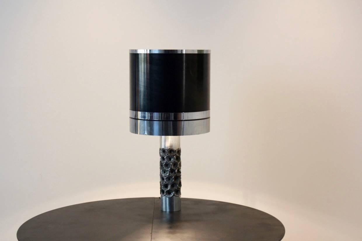 Expressive Brutalist table lamp made in The Netherlands. Beautiful cylindrical lamp base with bold abstract metal sculptured accents. Matching original shade. Completely fine original version. Excellent vintage condition. Beautiful lighting